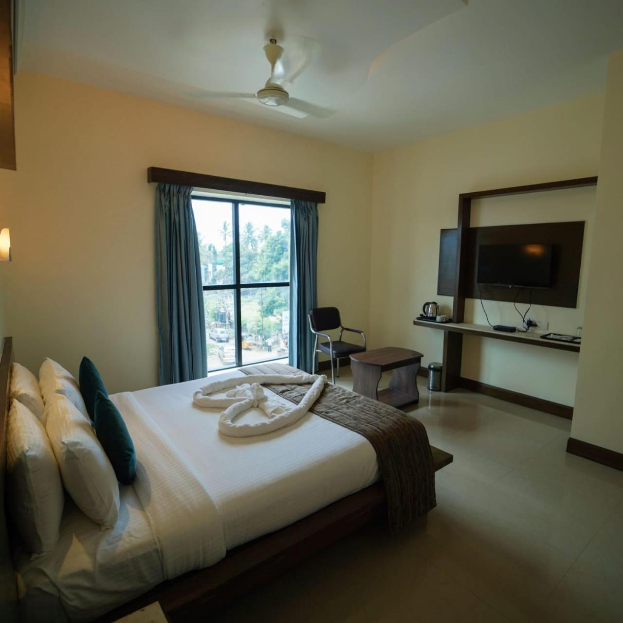 Deluxe King Room - Photo 2