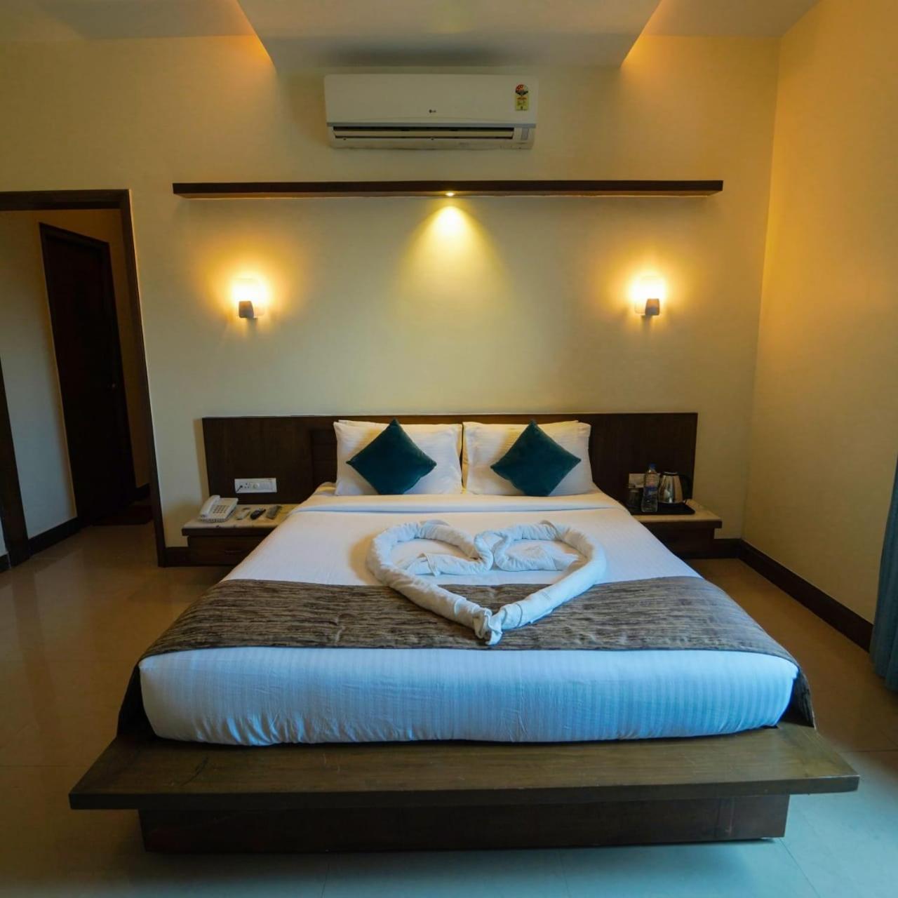 Deluxe King Room - Photo 1