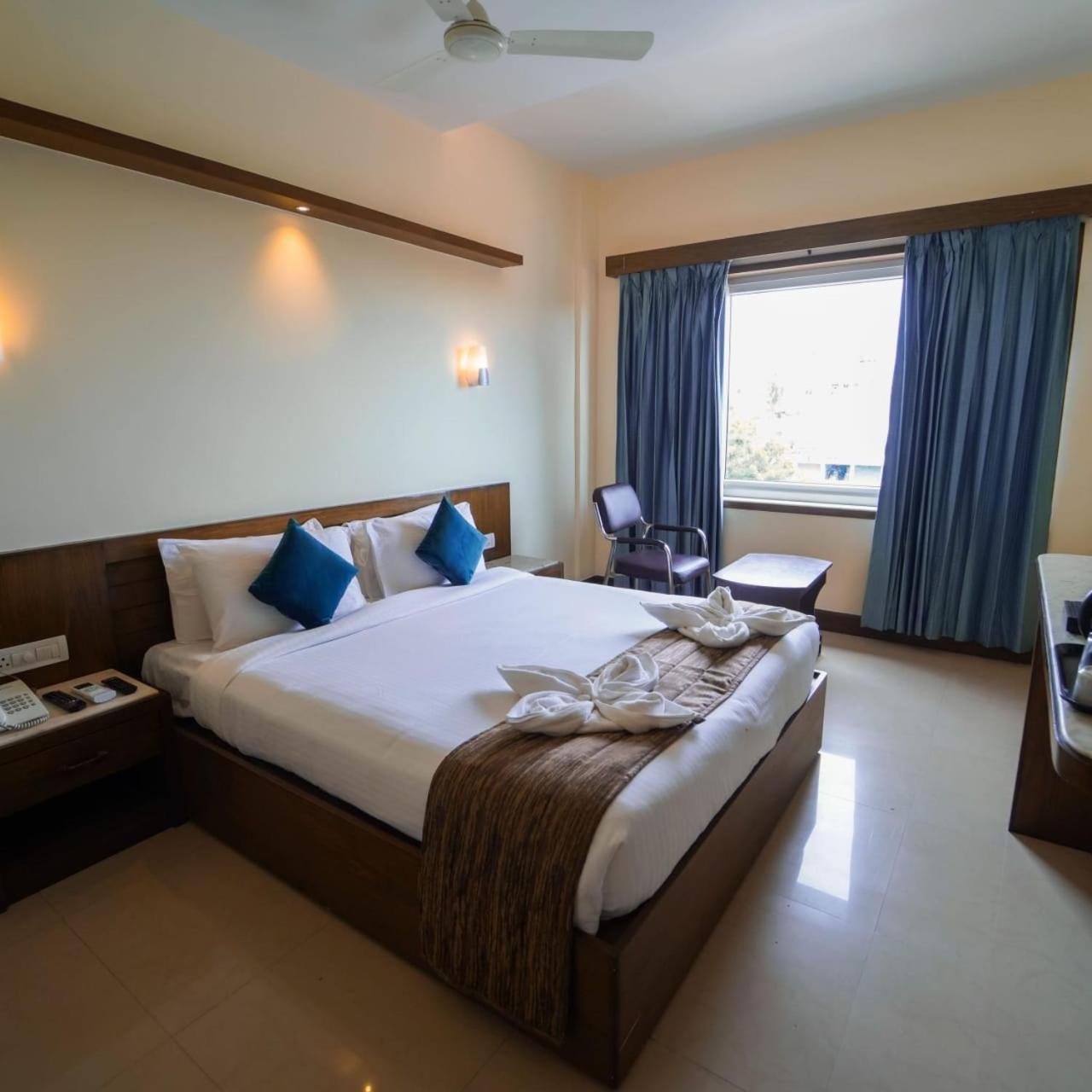 Deluxe King Room - Photo 3