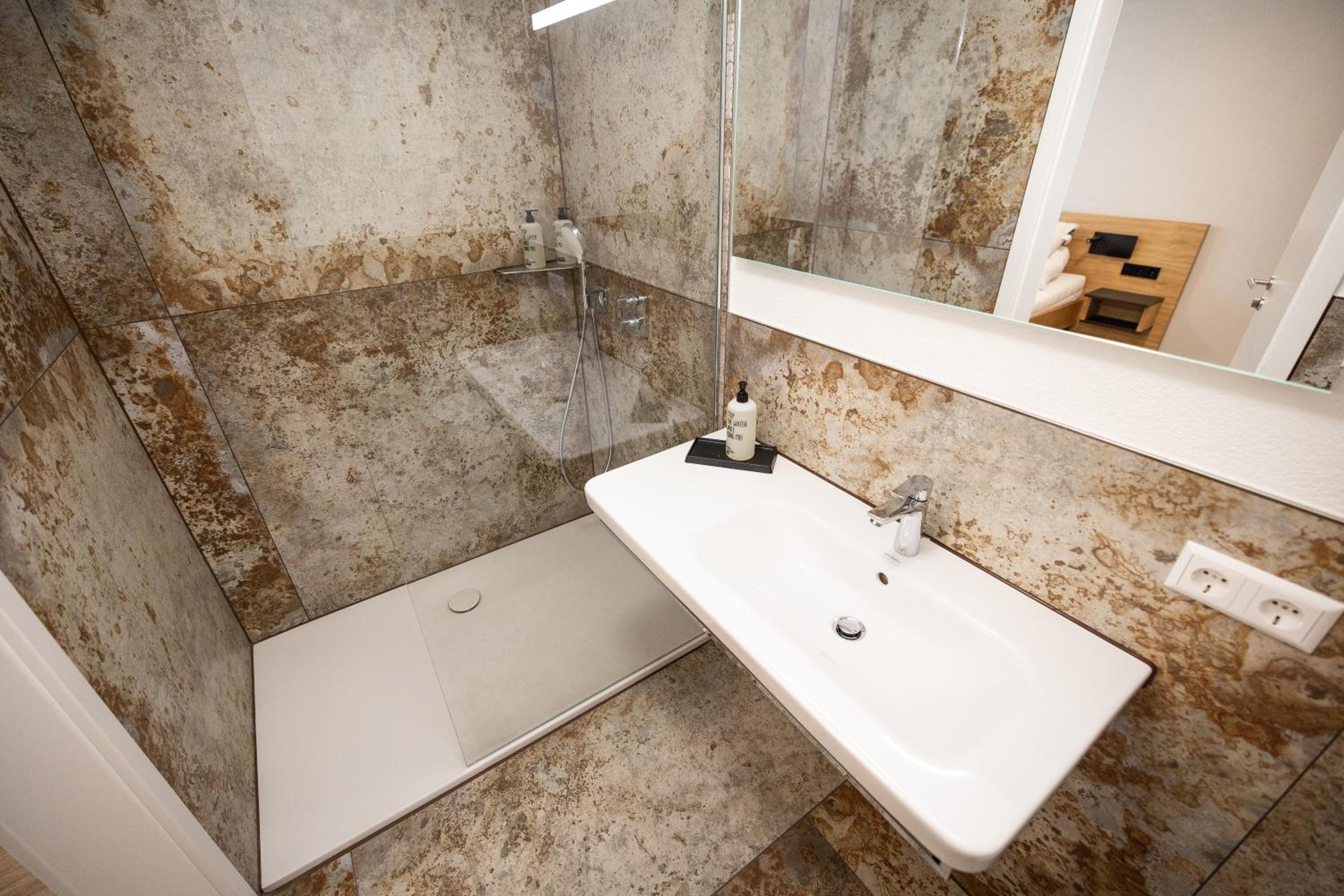 Deluxe Double Room with Shower photo 1