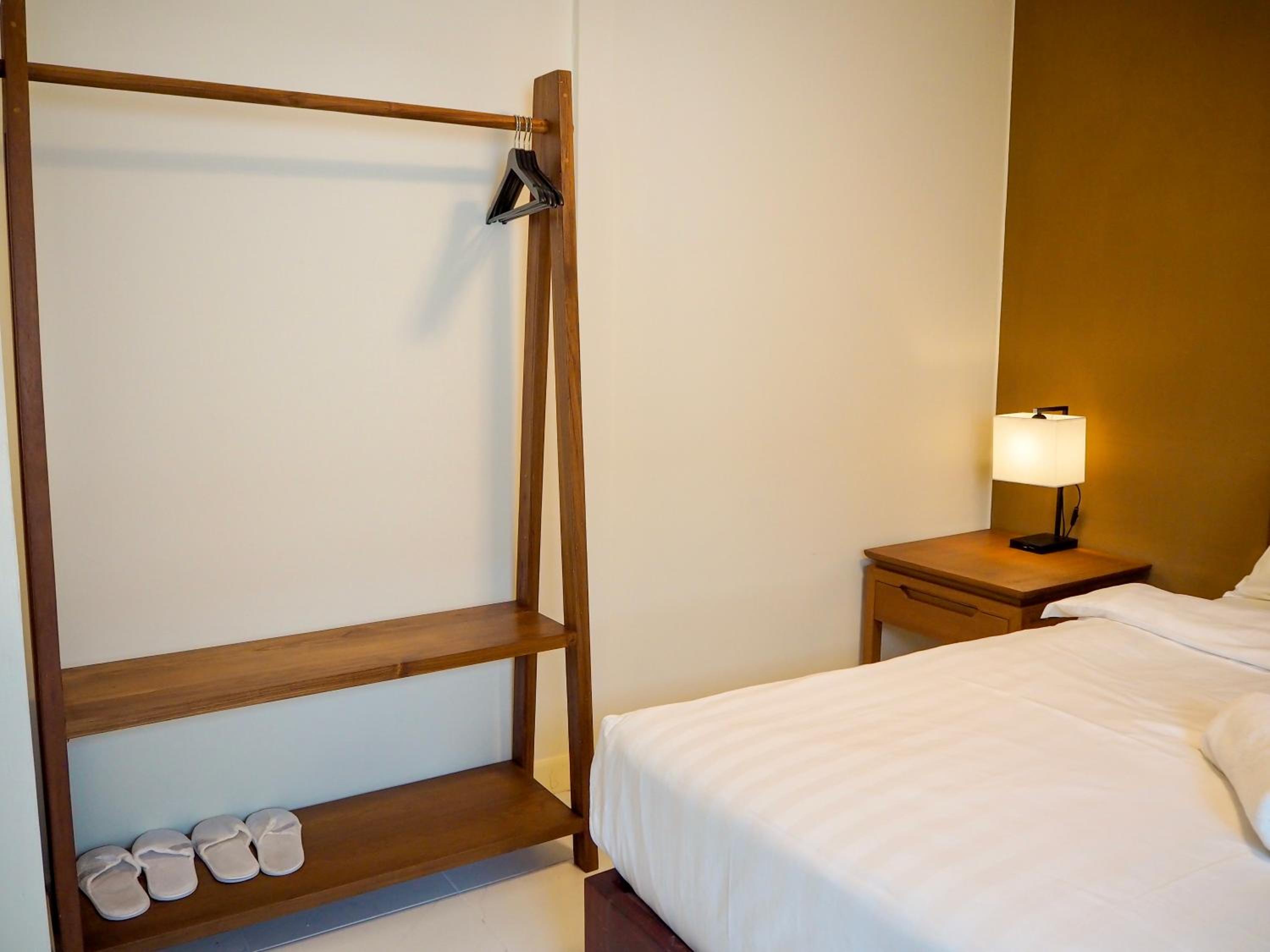 Quadruple Room with Private Bathroom - Photo 9