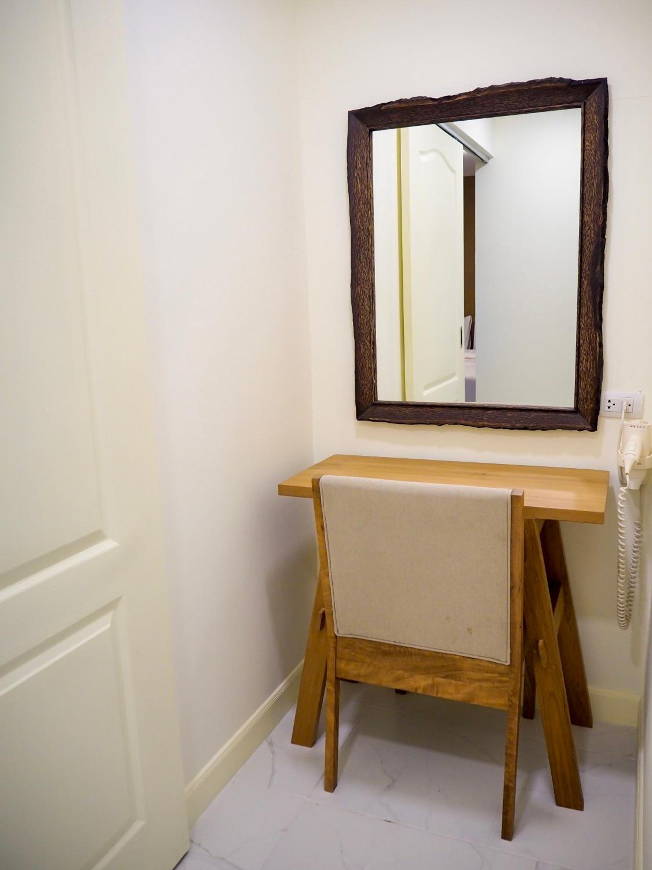 Quadruple Room with Private Bathroom - Photo 11