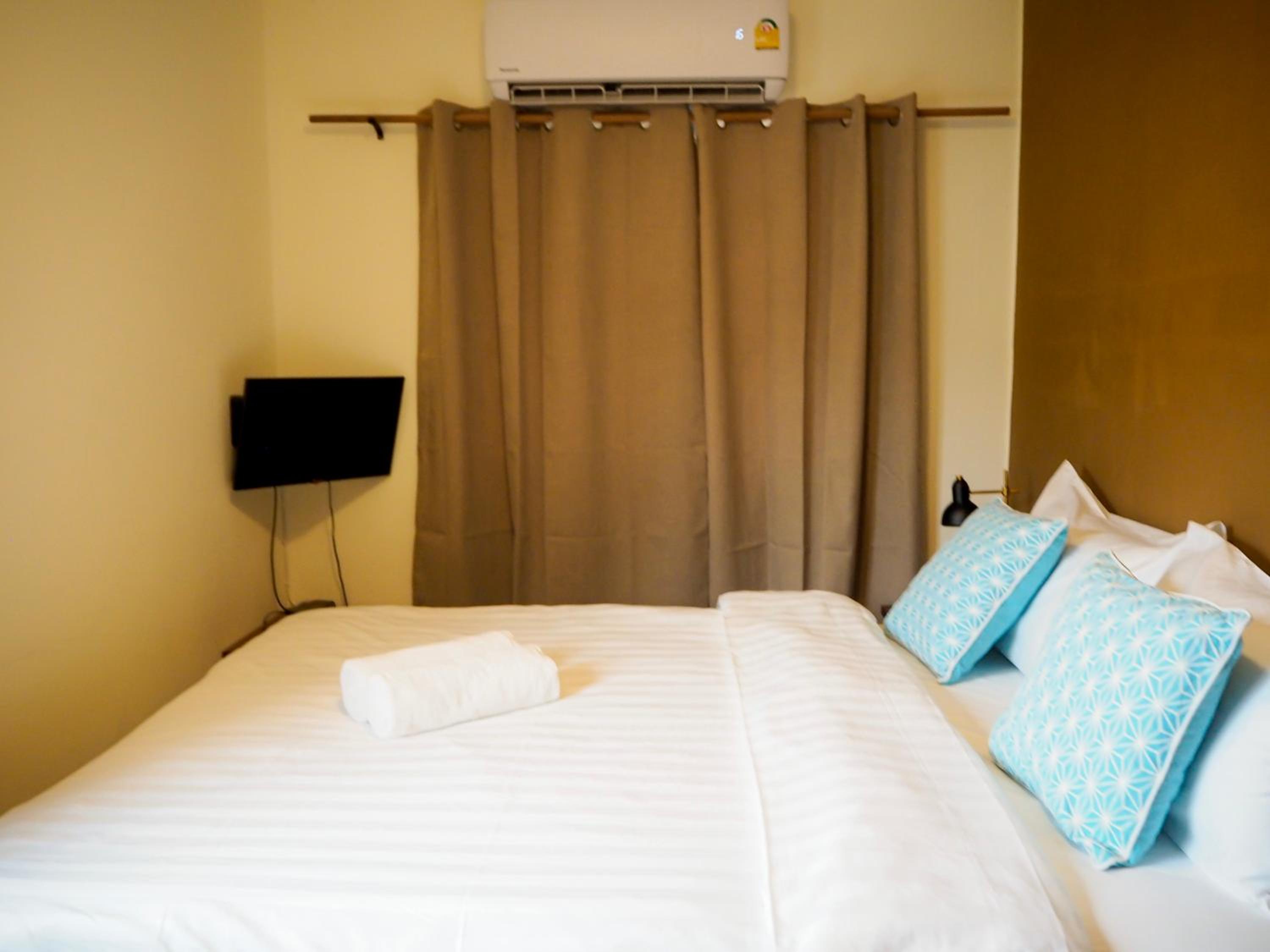 Quadruple Room with Private Bathroom - Photo 17