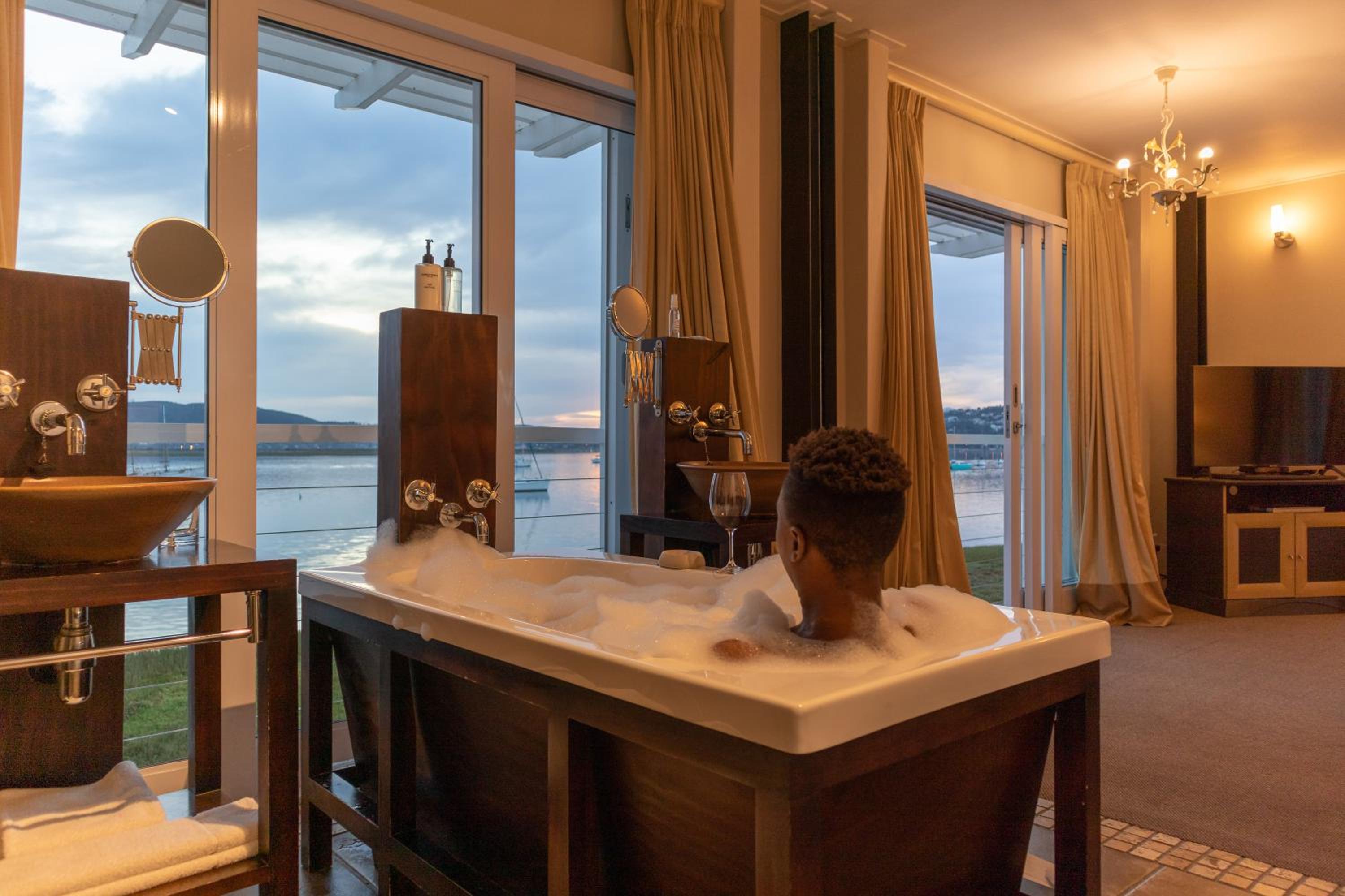 King Room with Lake View - Photo 20