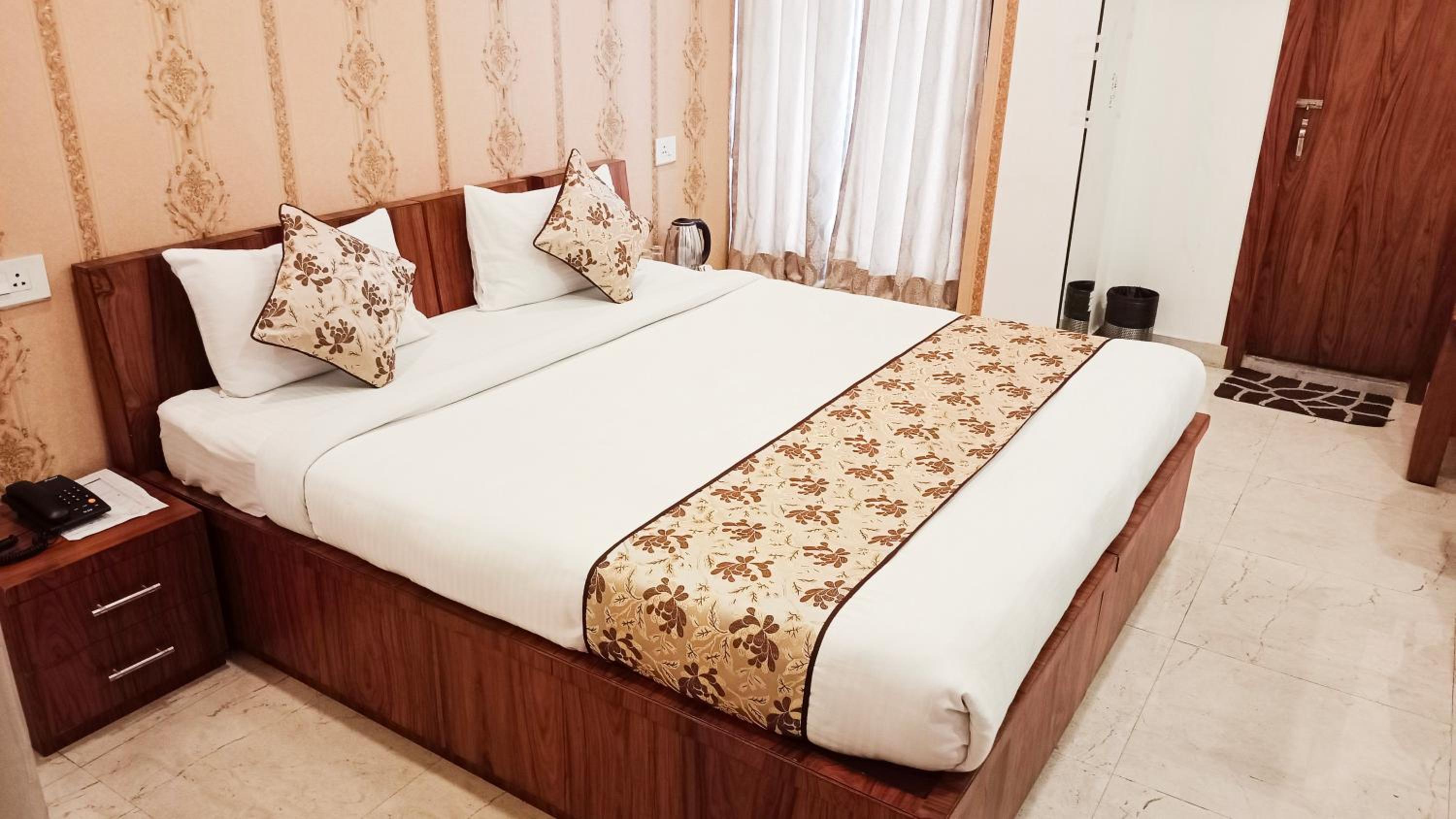 Deluxe Double Room (2 Adults + 1 Child)