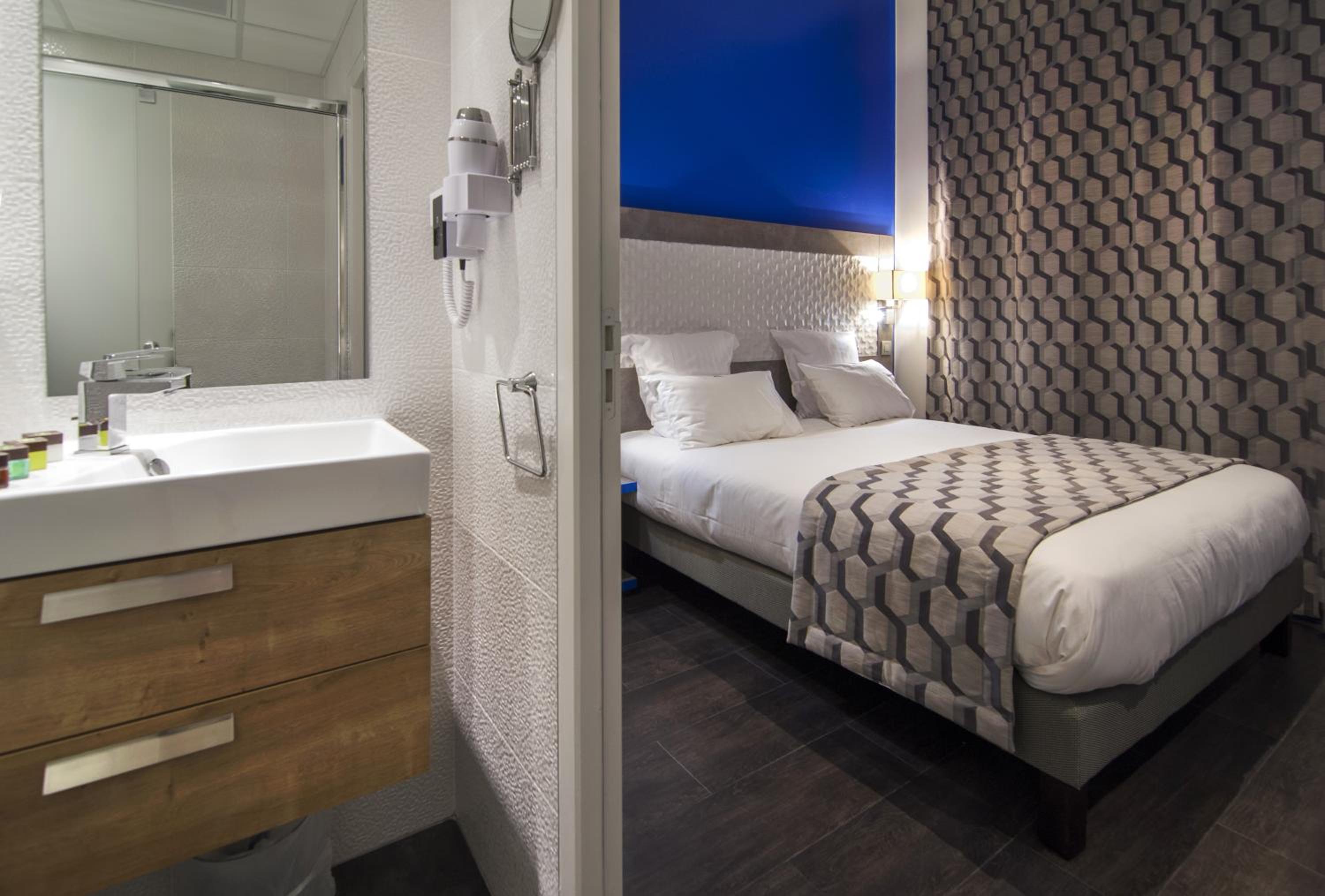 Superior Double Room with Large bed and Shower - Photo 4