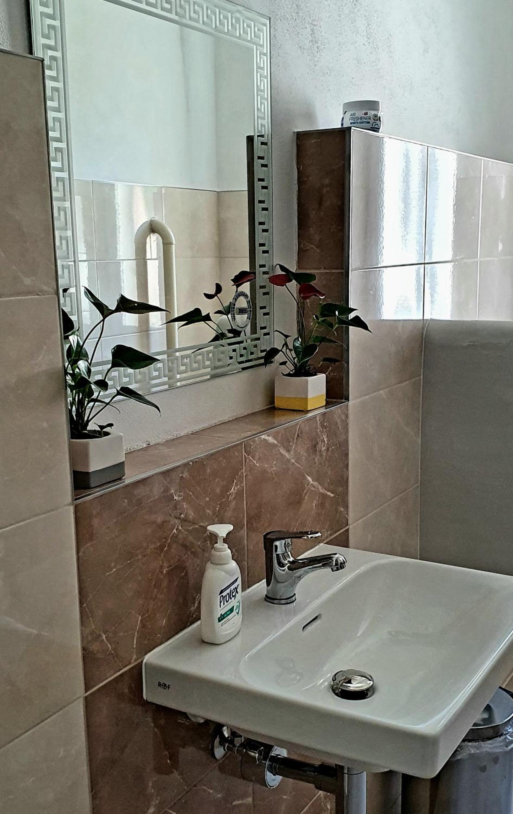 Economy Twin Room with Shared Bathroom photo 3