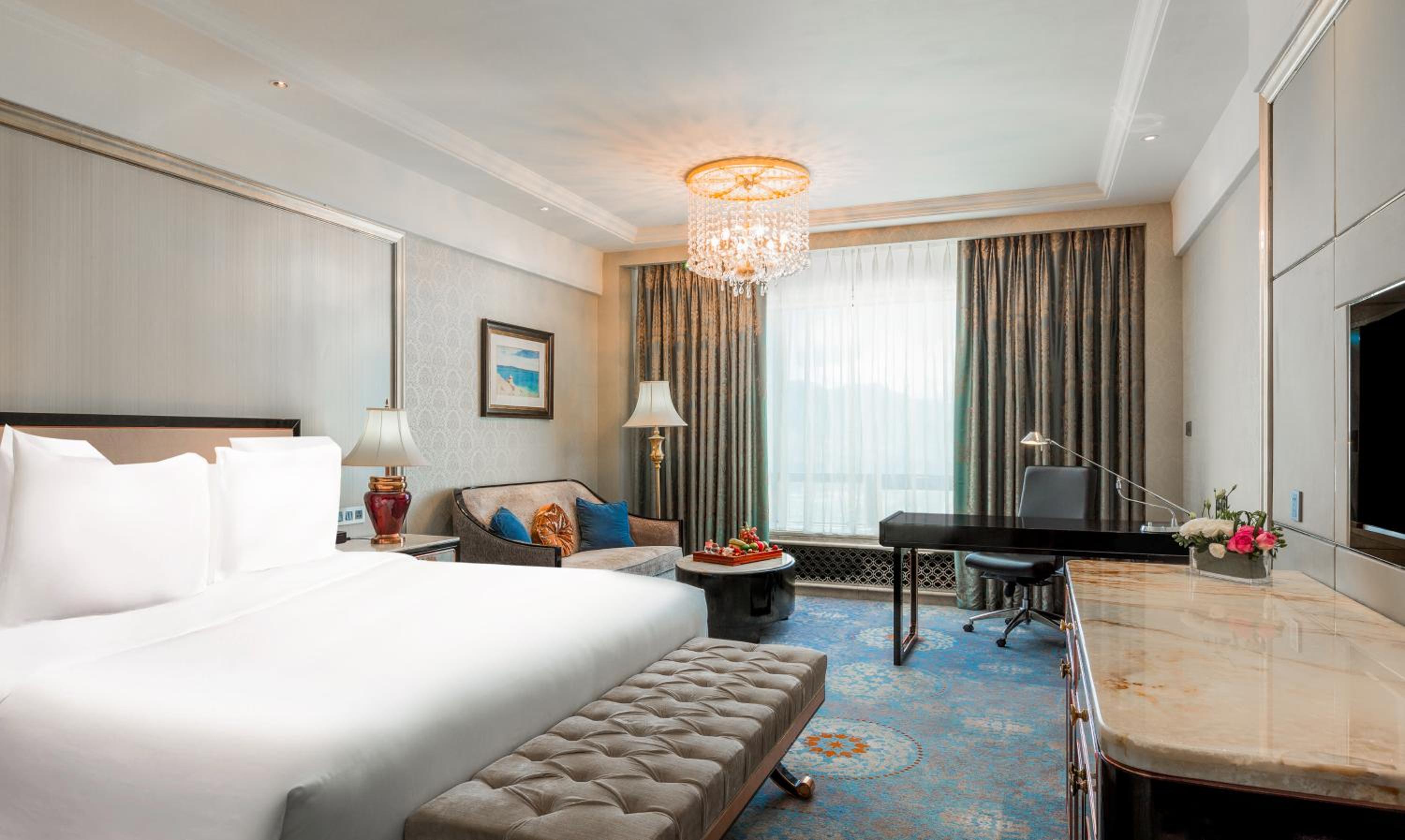 Classic King Room with City View