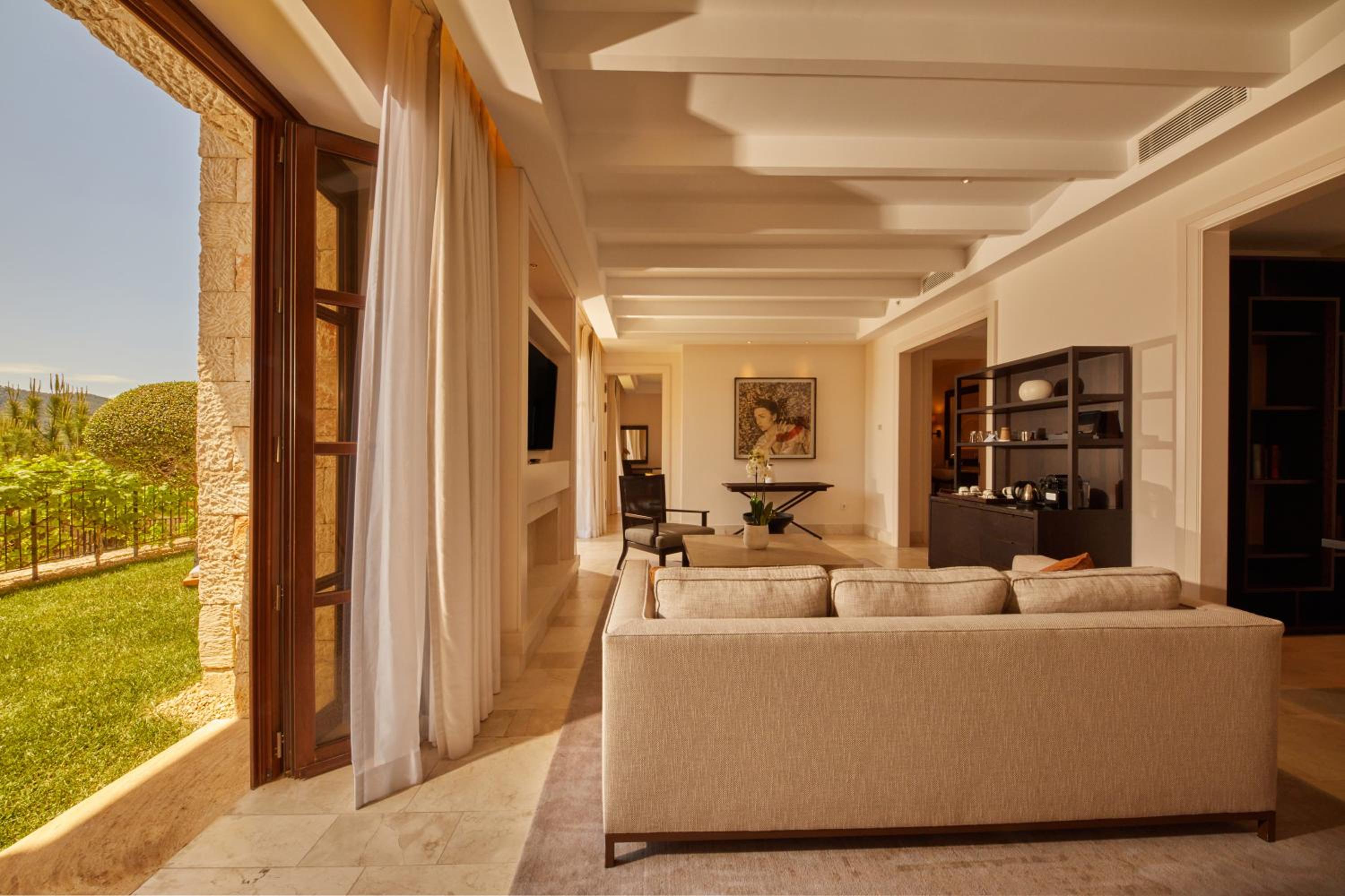 Grand Suite with Garden Access thumbnail 5