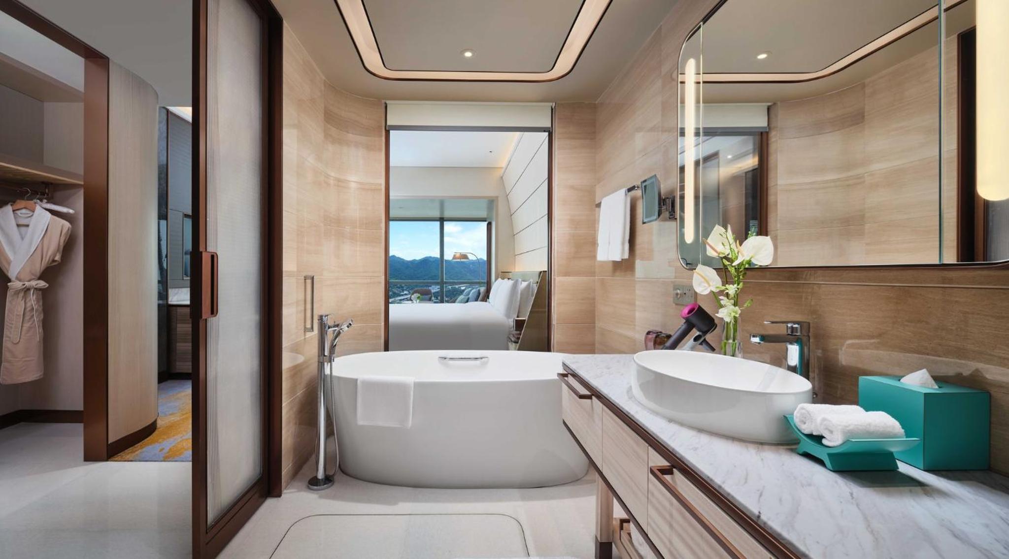 Classic King Room with City View - Photo 5