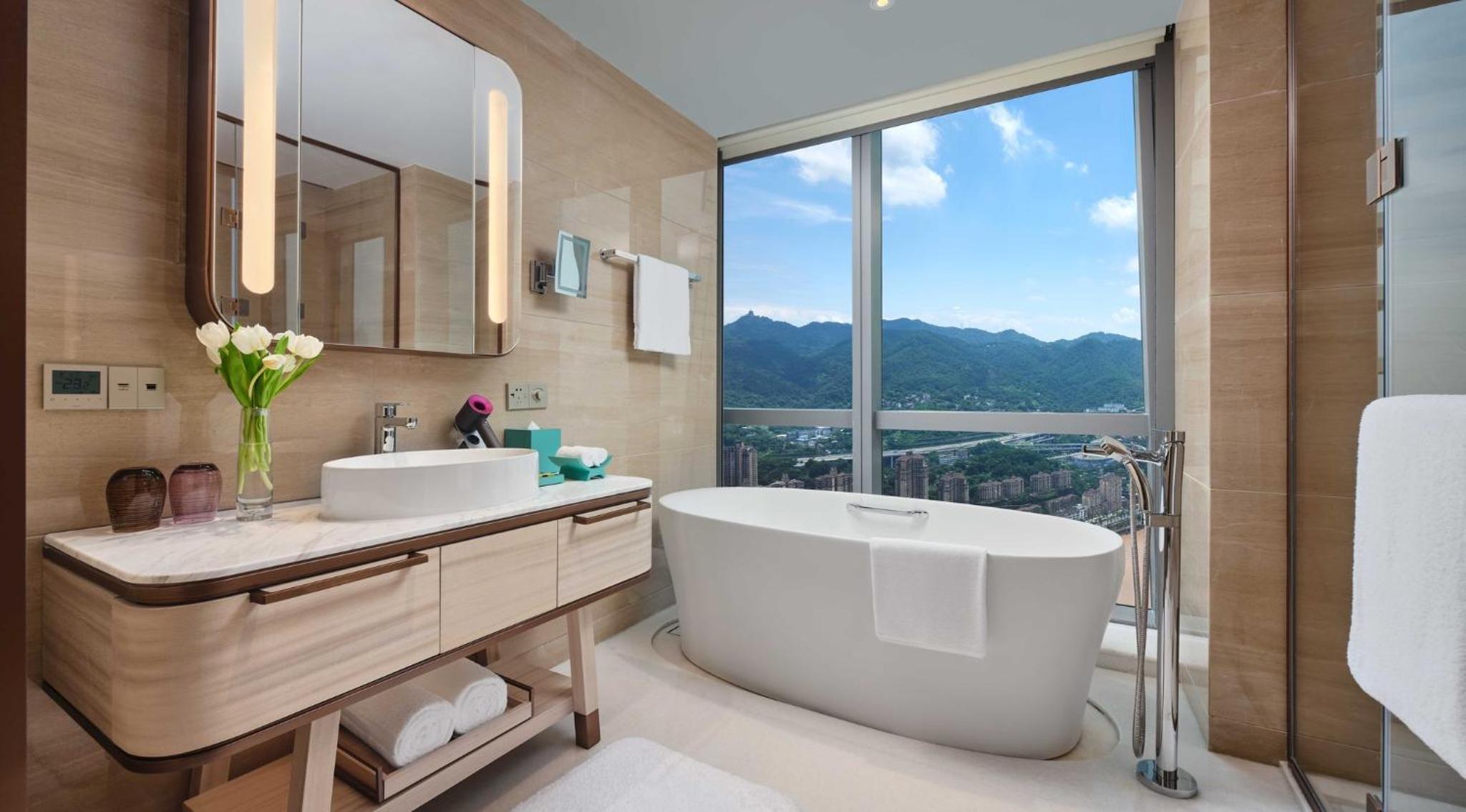 Premium King Room with River View and Club Lounge Access - Photo 3