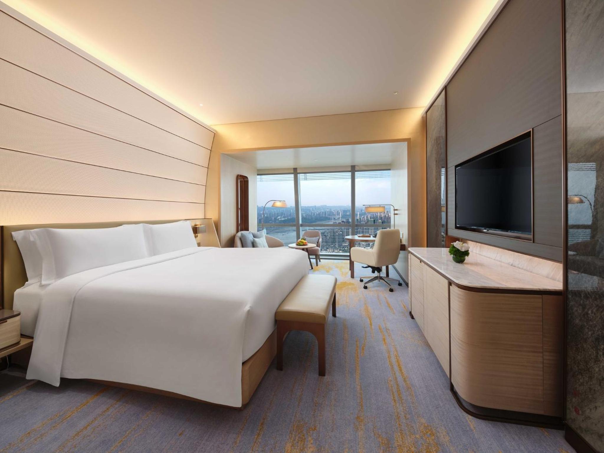 Classic King Room with City View - Photo 3