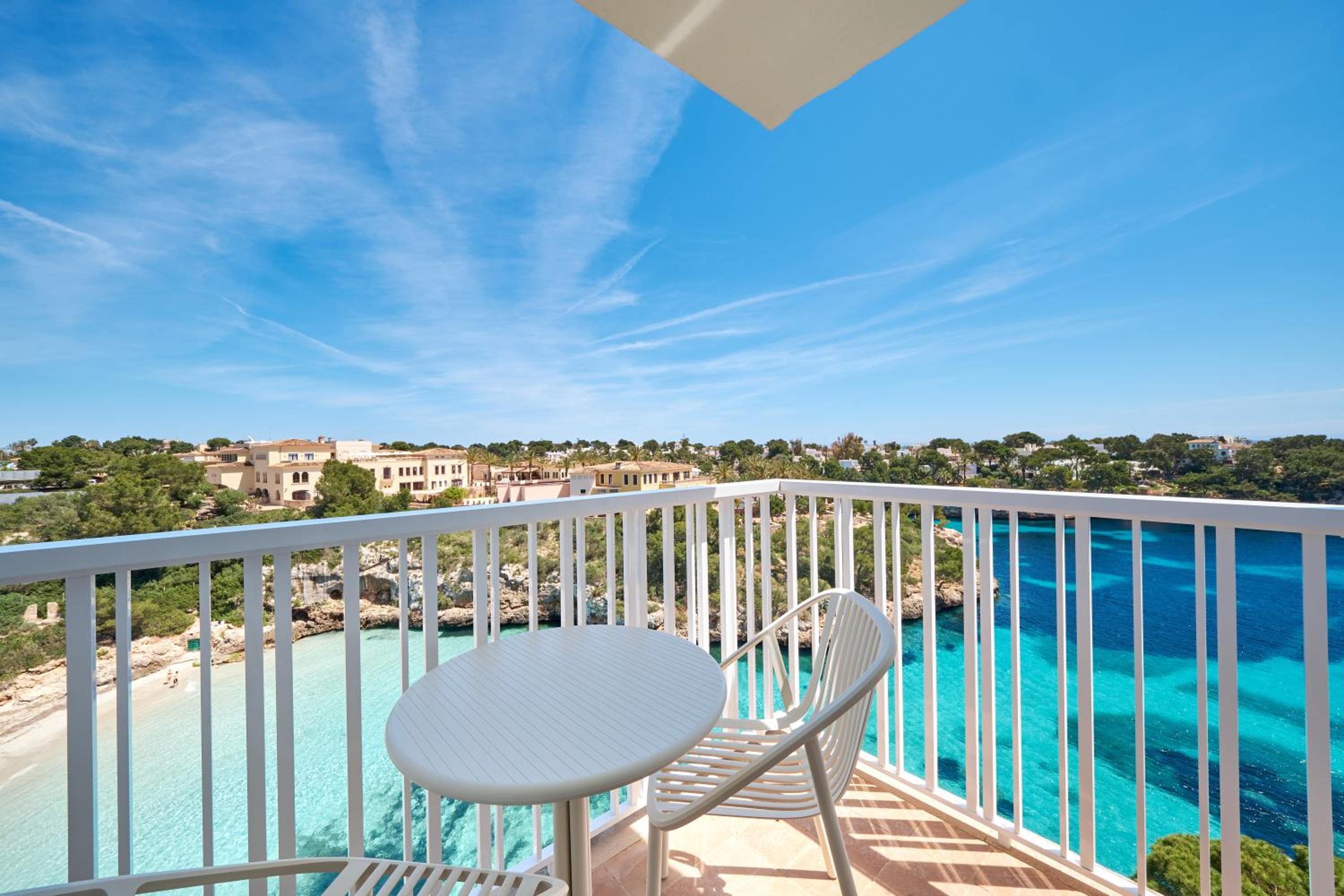 Superior Room with Sea View (2 Adults + 1 child) - Photo 4