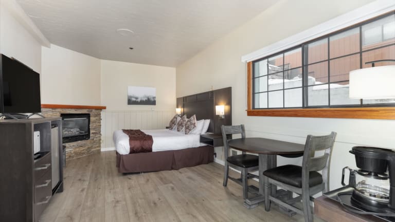 Deluxe room, 1 king bed, fireplace