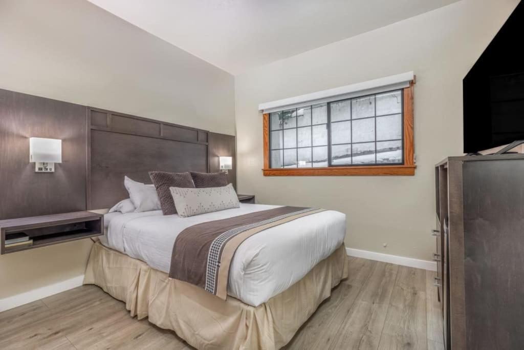 1 queen bed hotel room