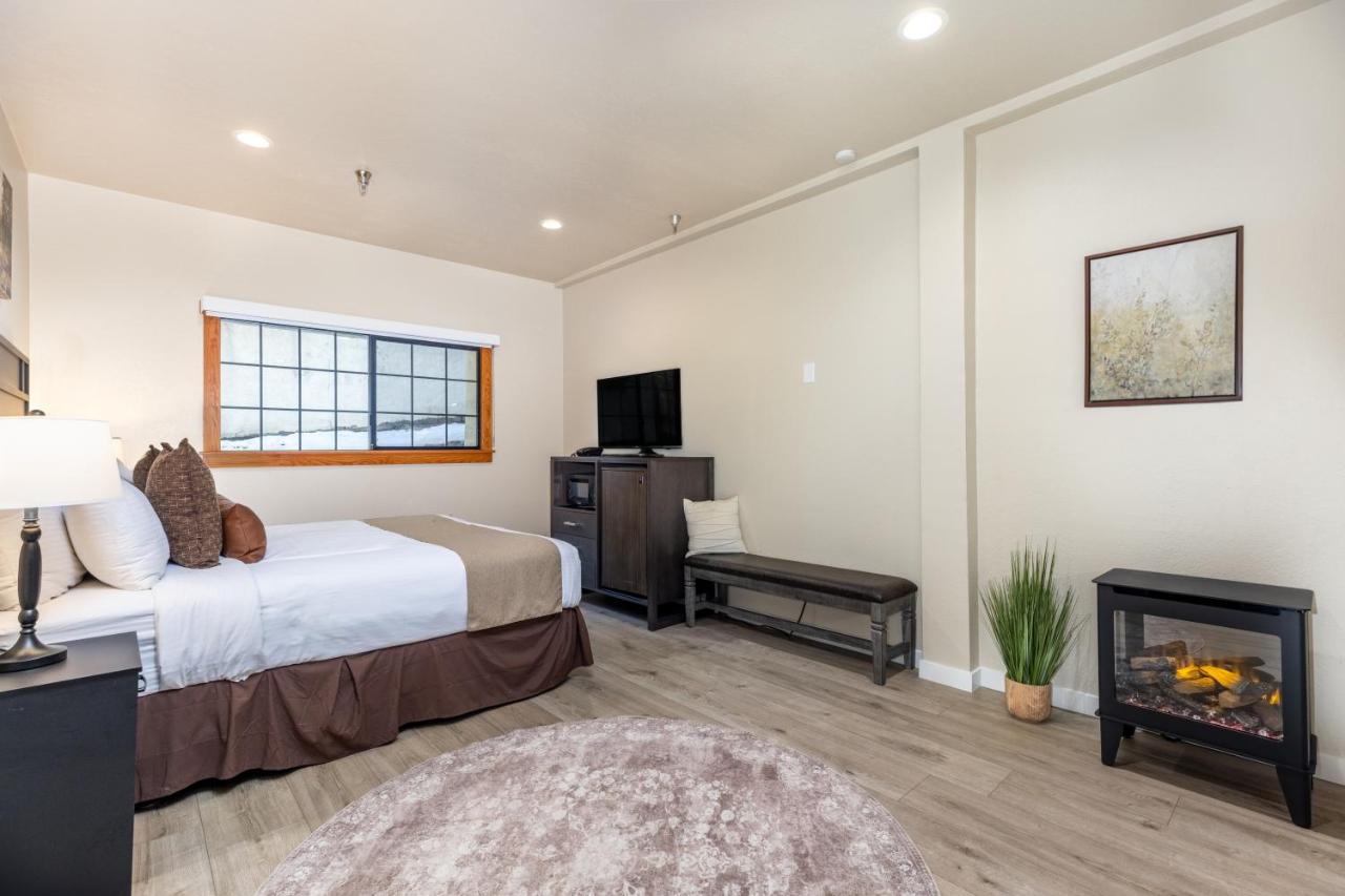 King room with fireplace