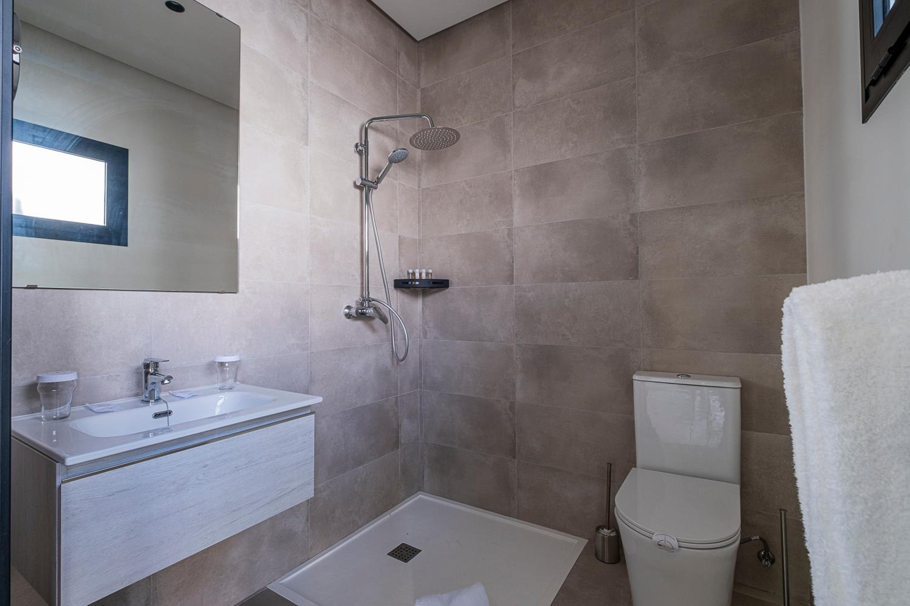 Double Room - Photo 15