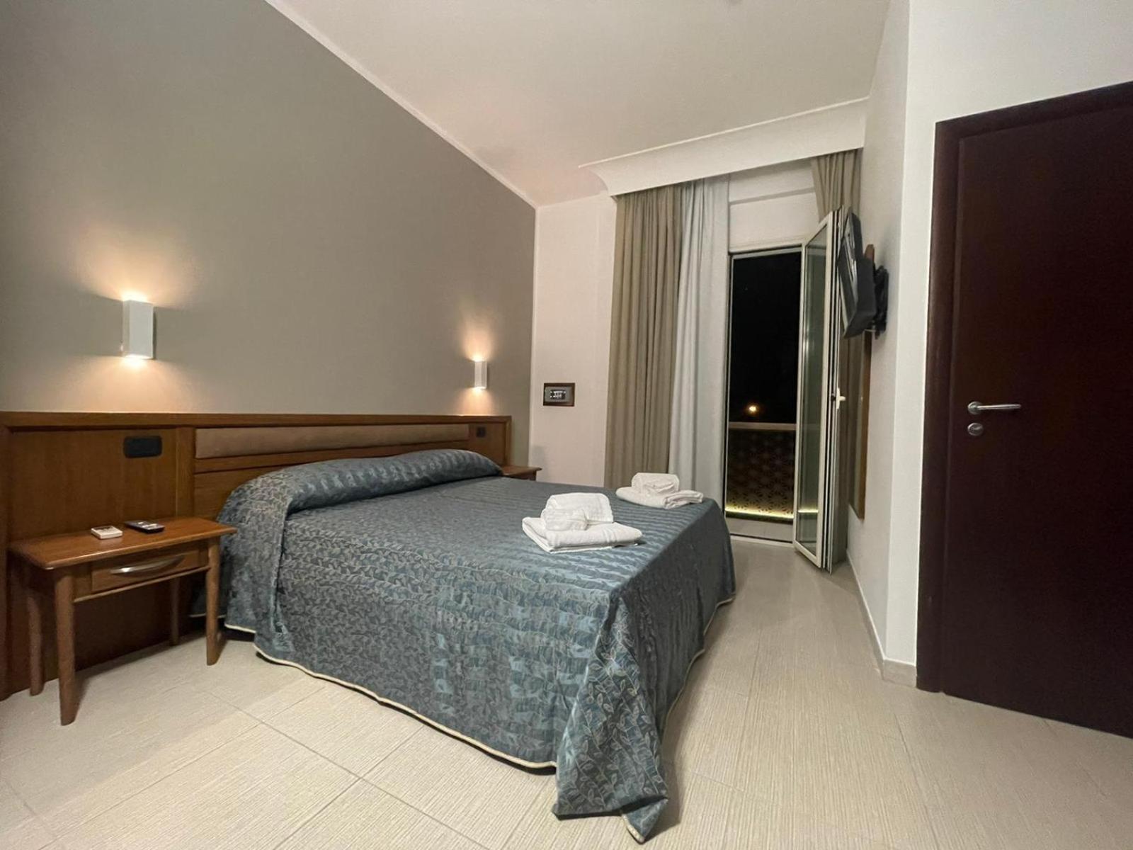 Double Room with Balcony - Photo 4