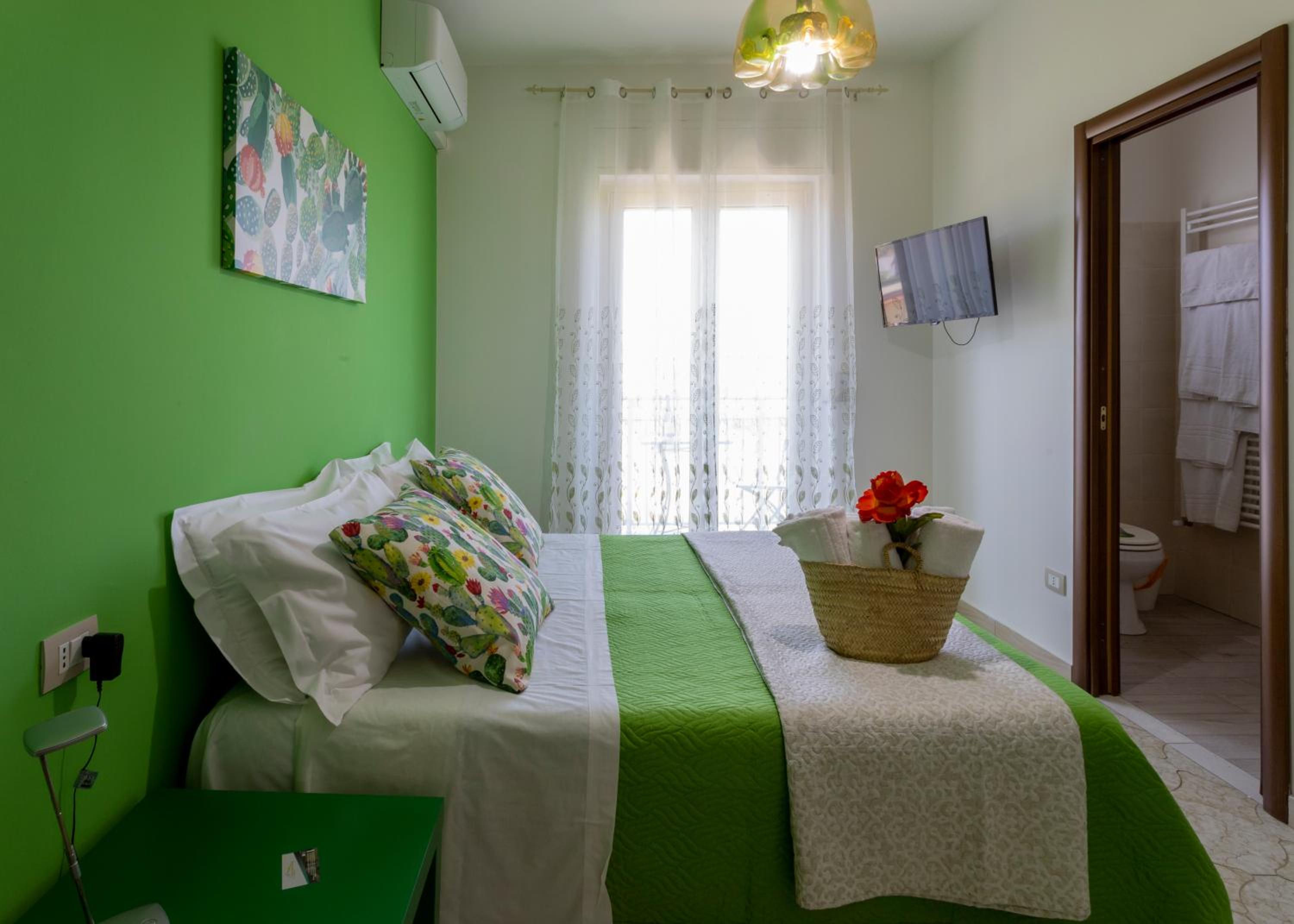 Double or Twin Room with Private Bathroom - Photo 11