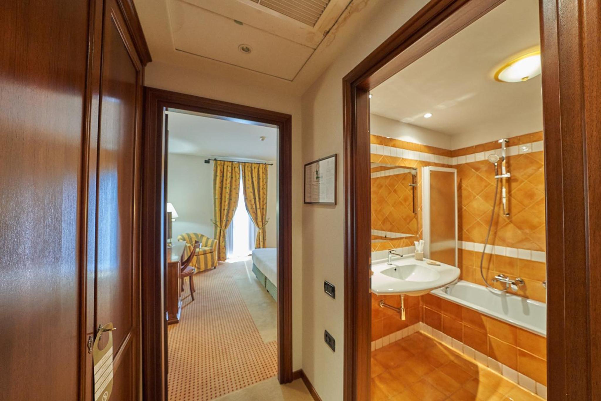 Superior King Room photo 2