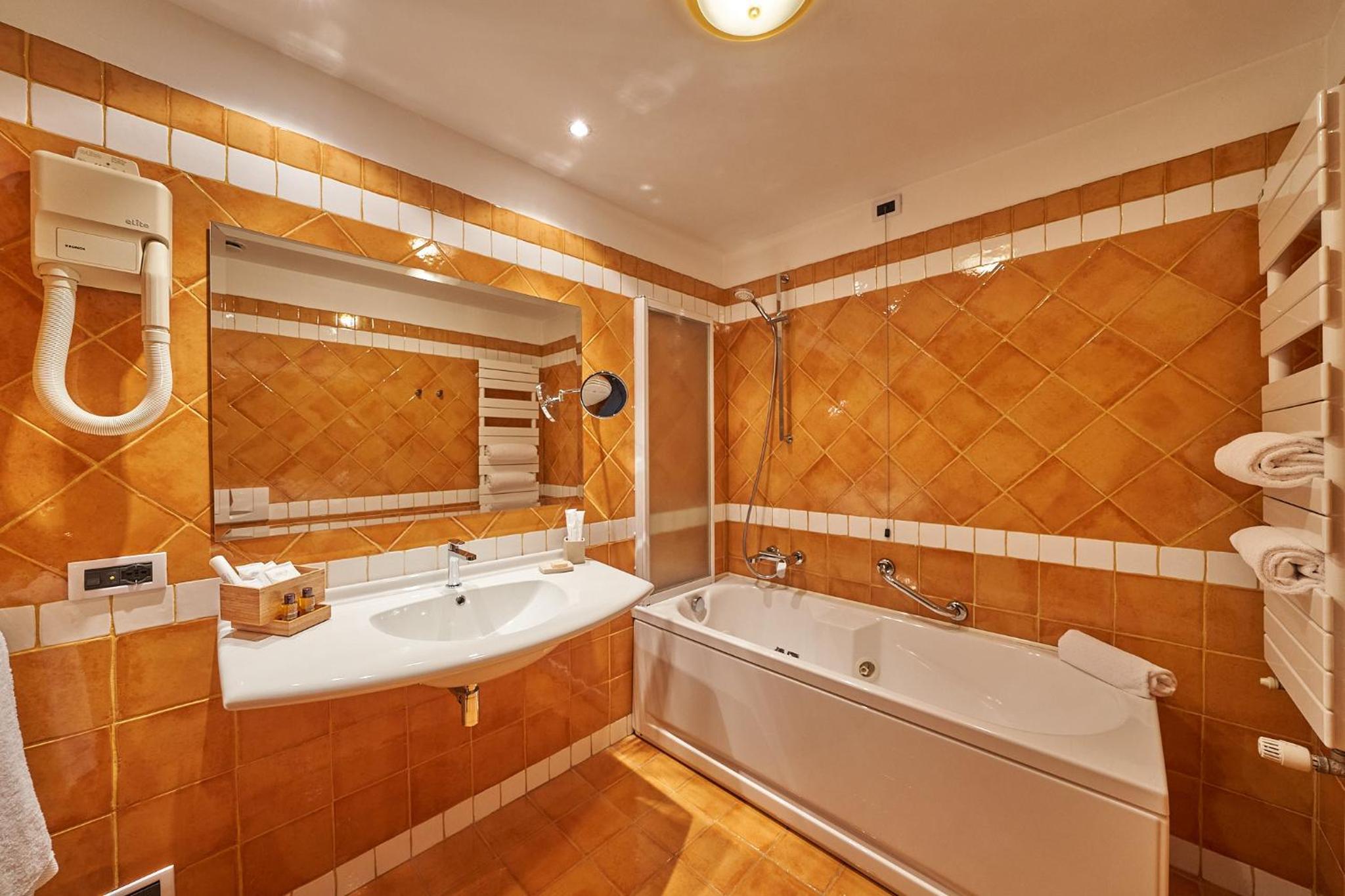 Deluxe Double Room with Balcony photo 2