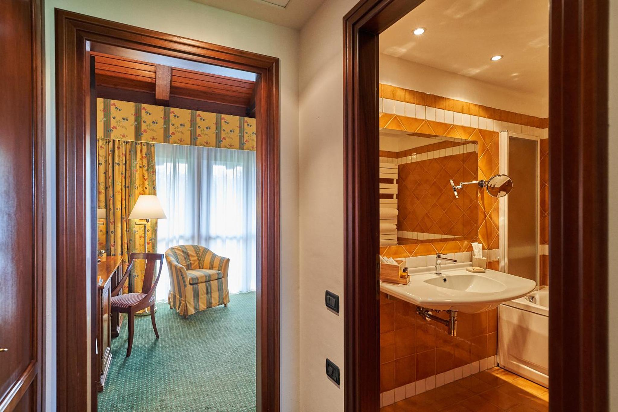 Deluxe Double Room with Balcony photo 3