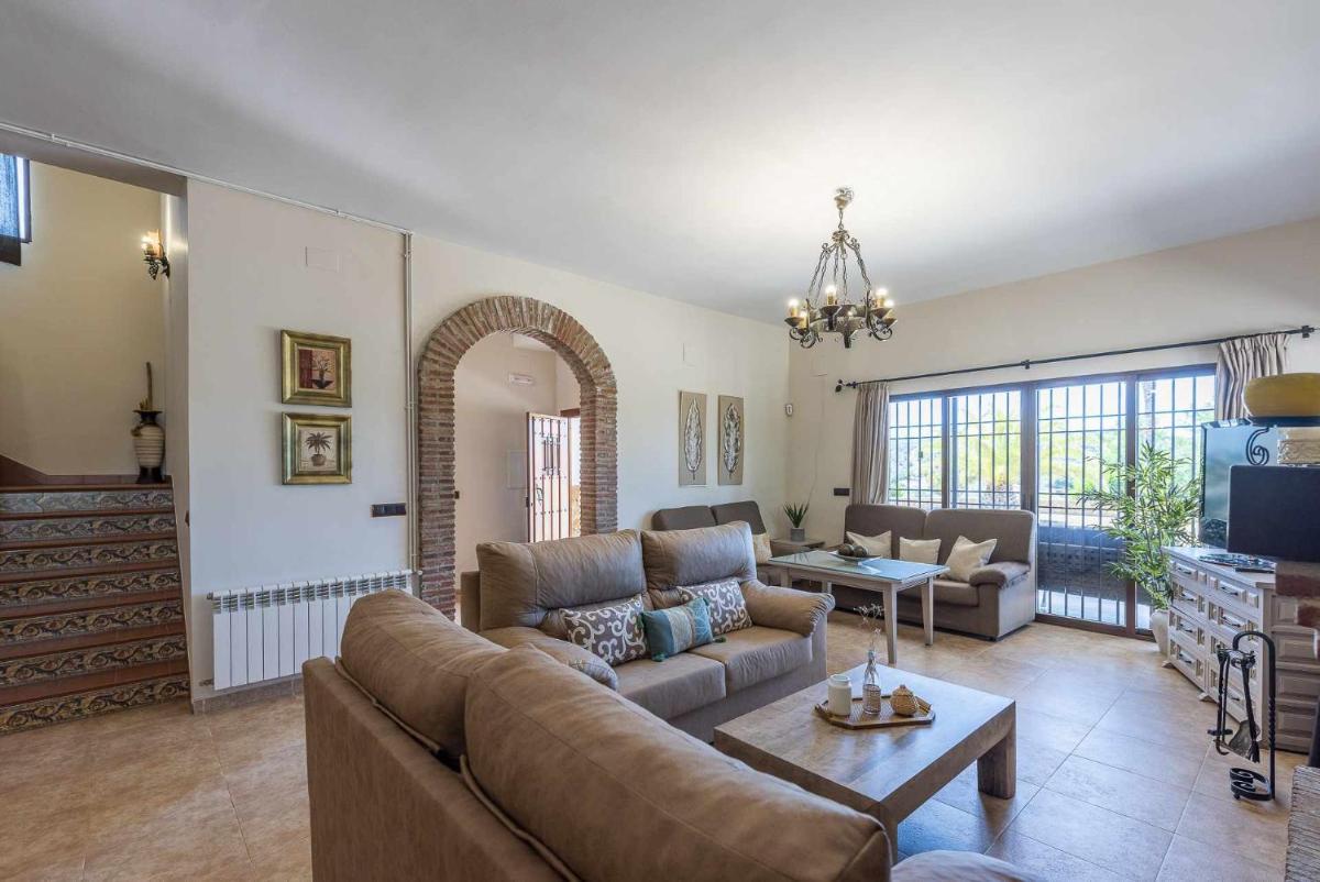 Five-Bedroom House photo 3