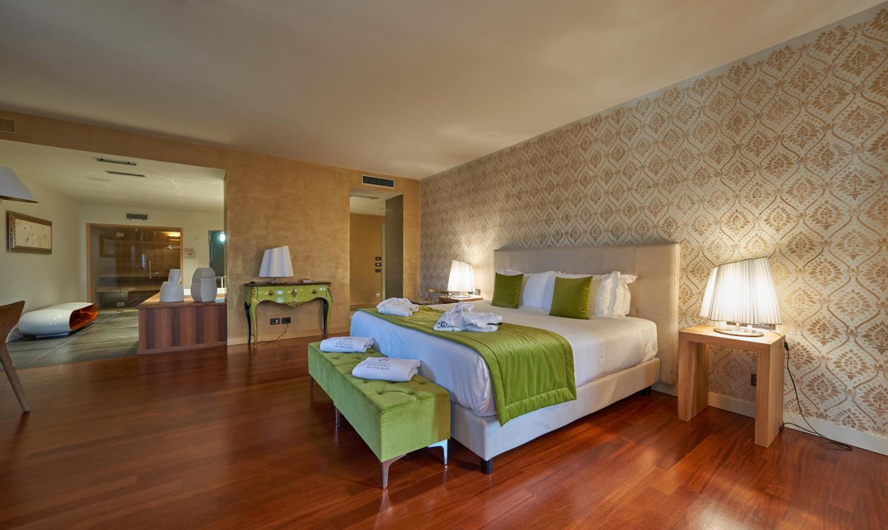 Deluxe Suite with Spa Bath