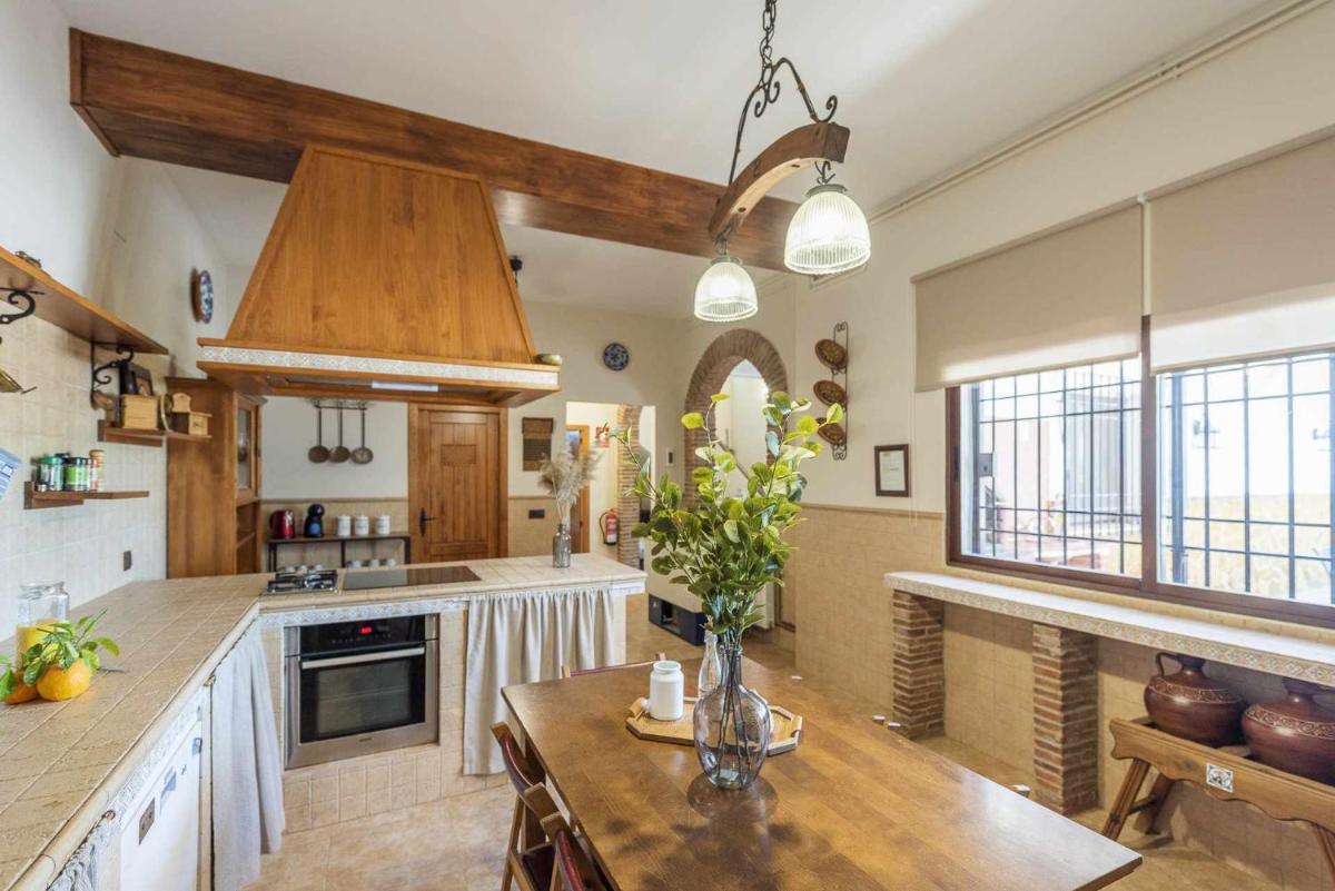Five-Bedroom House photo 1