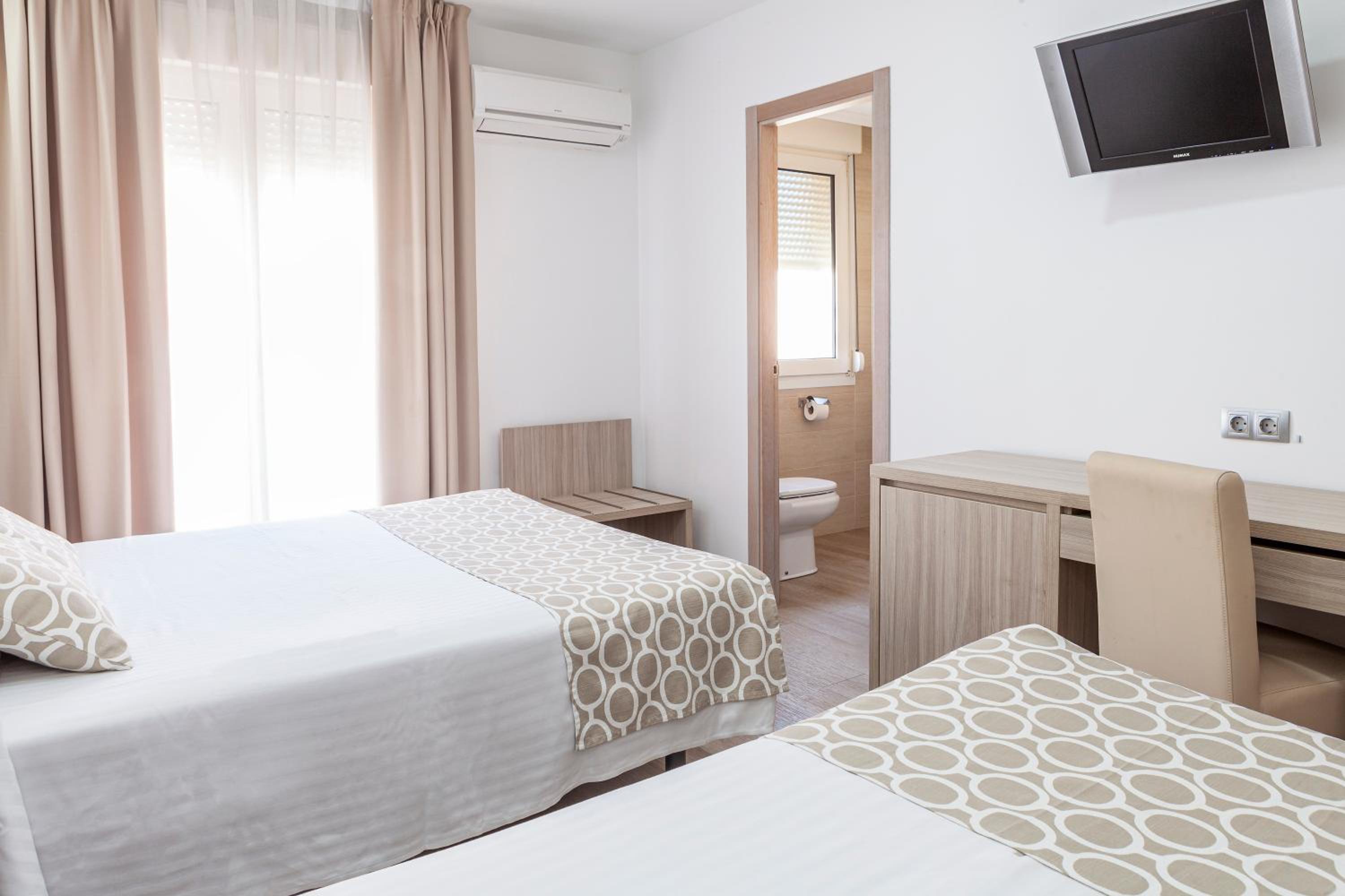 Triple Room (2 Adults + 1 Child) - Photo 5