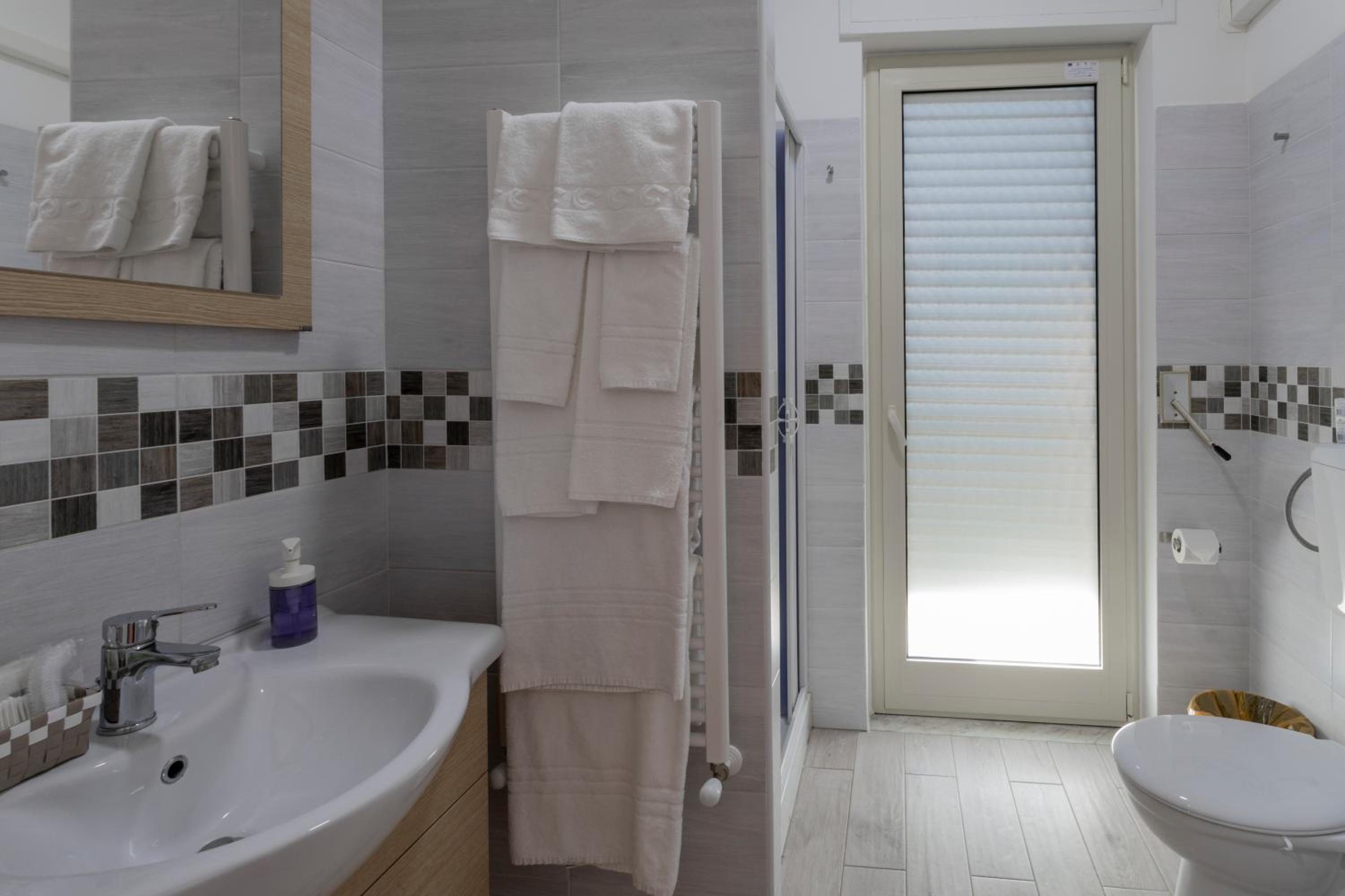 Deluxe Double or Twin Room - Photo 13