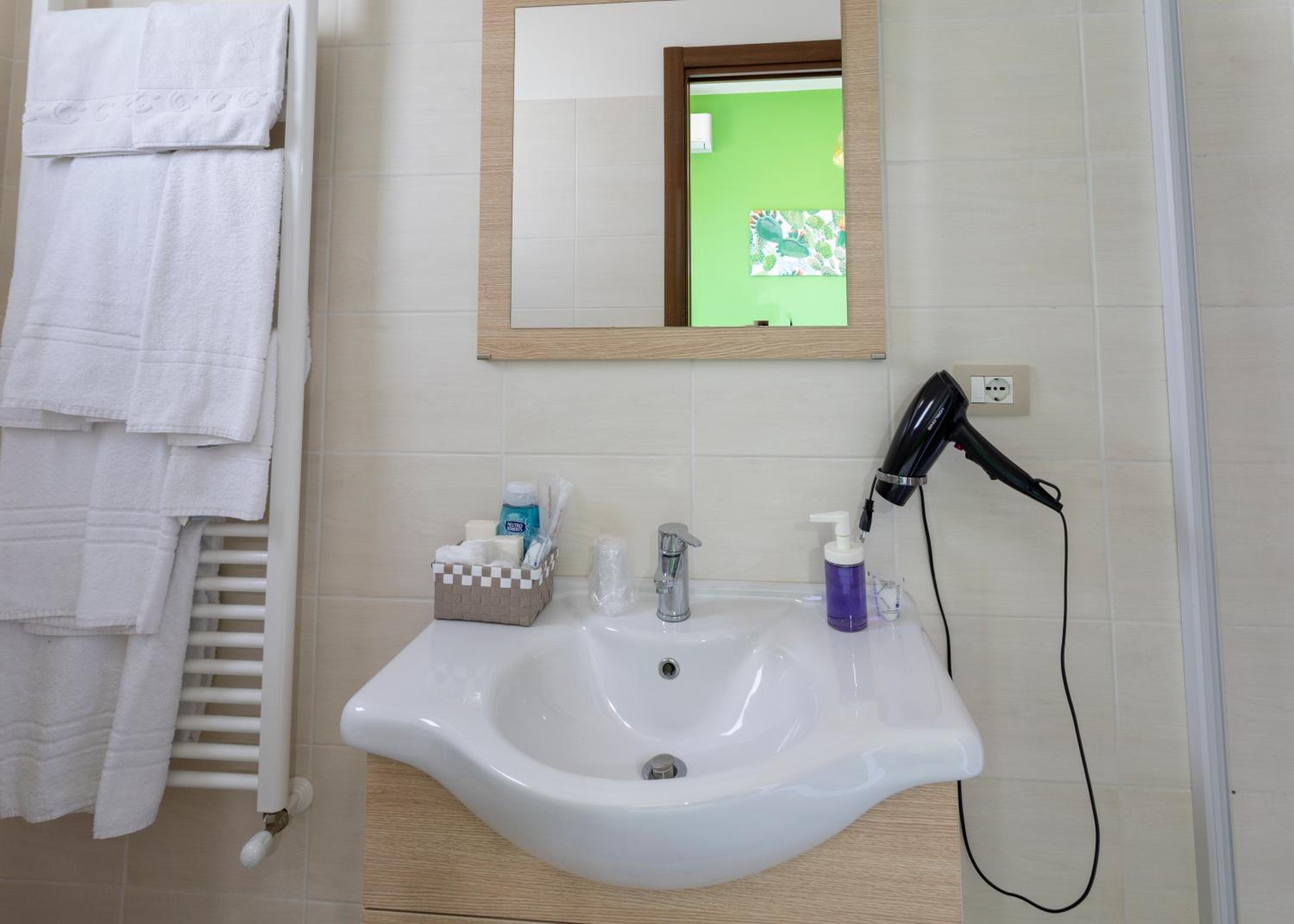 Double or Twin Room with Private Bathroom - Photo 13