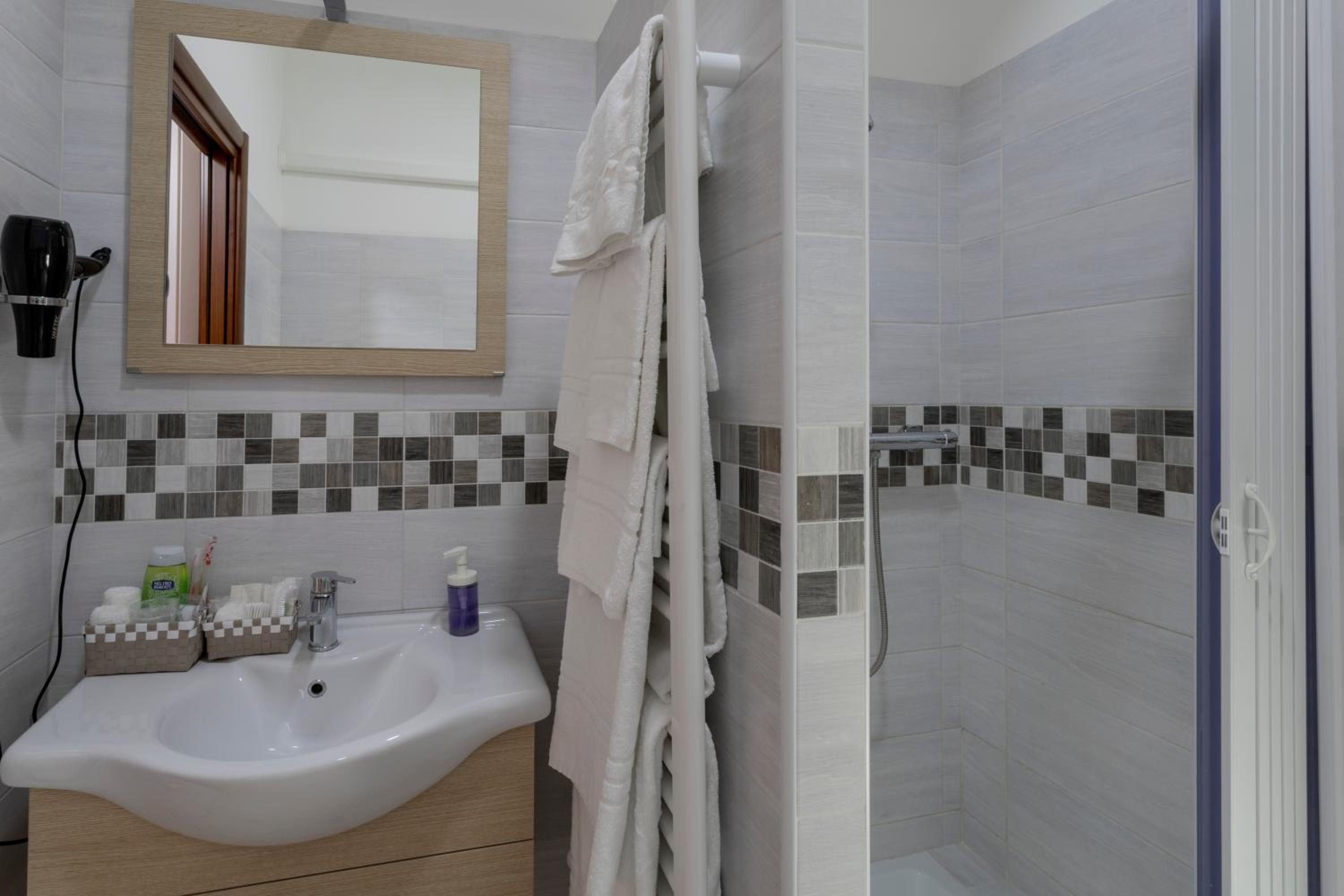 Deluxe Double or Twin Room - Photo 16