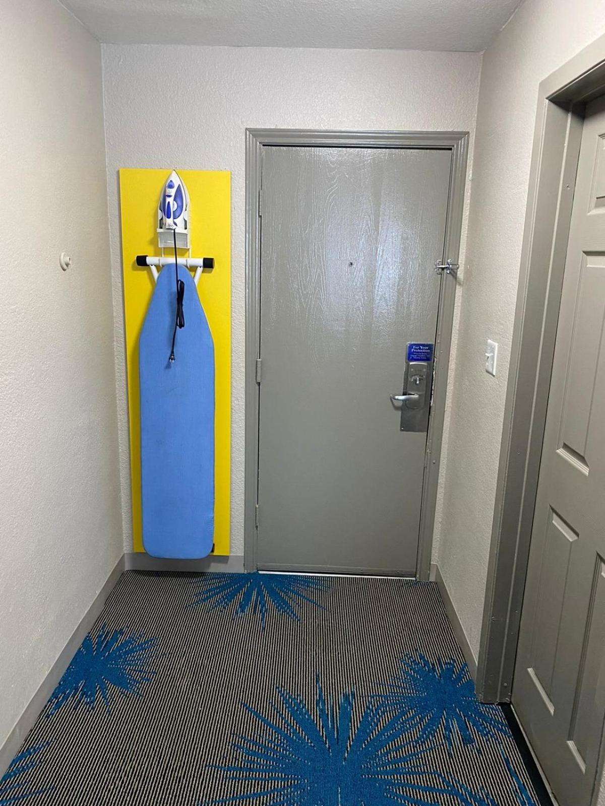 1 King Bed, Mobility/Hearing Accessible Room, Roll-In Shower, Non-Smoking photo 2