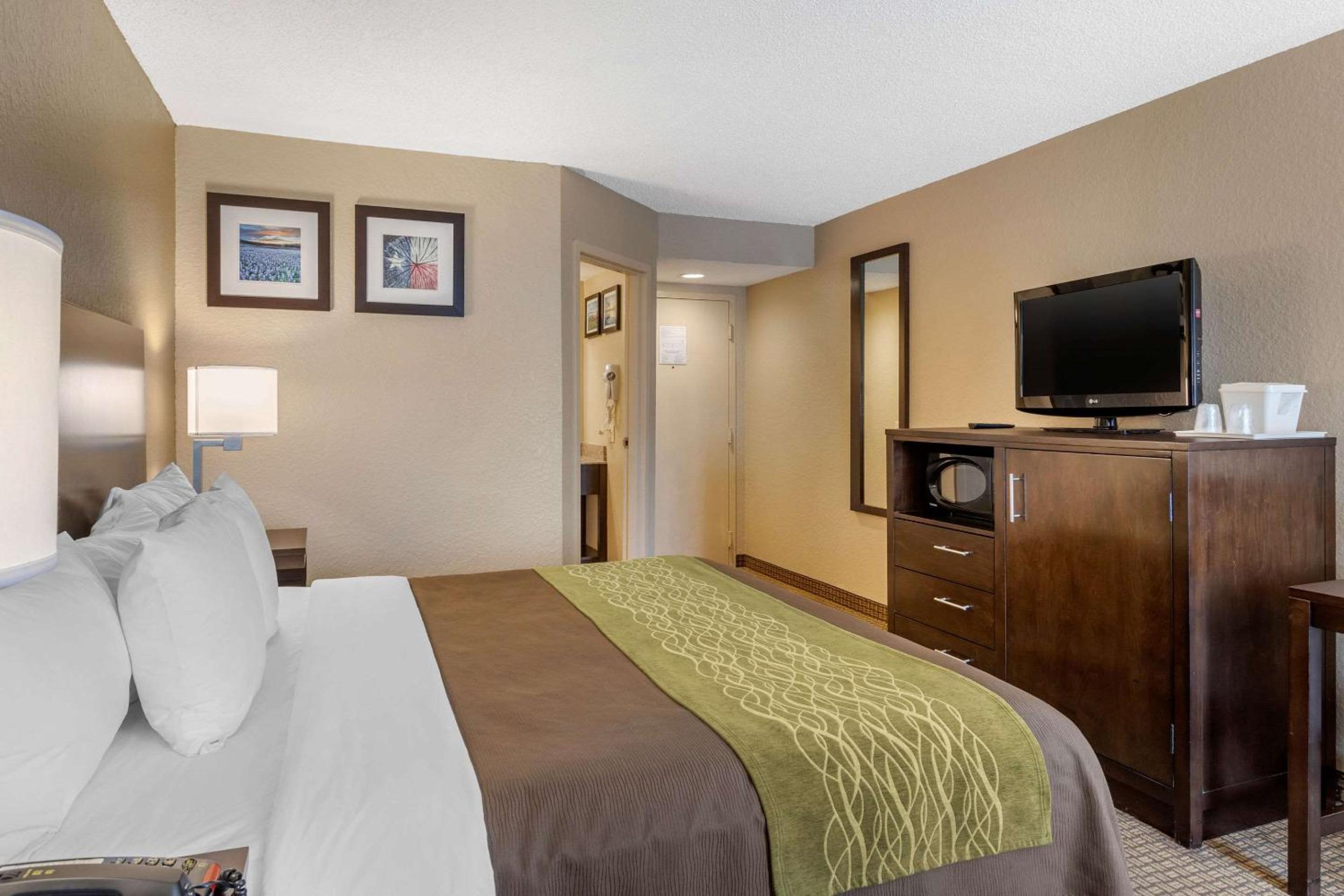 King Room - Non-Smoking - Photo 5