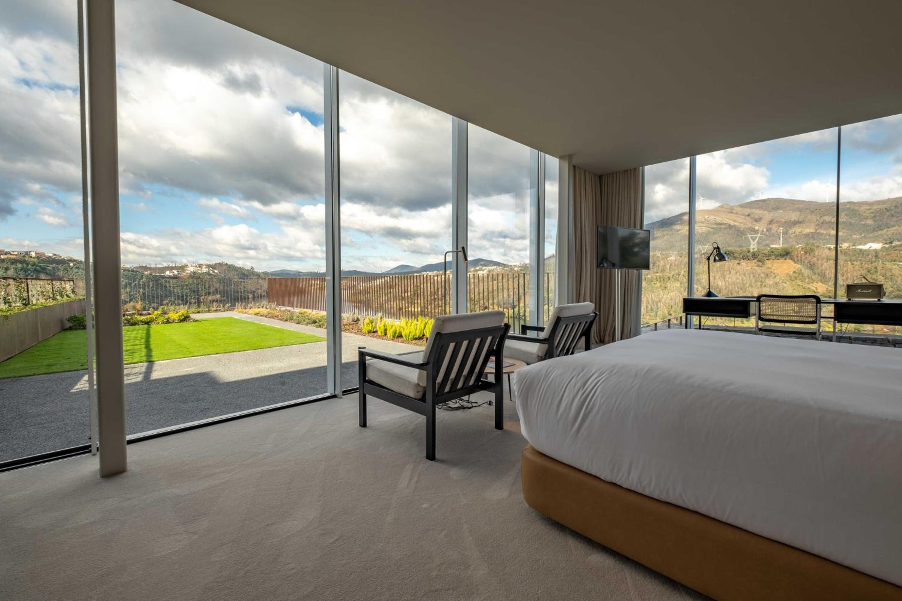 Deluxe Double Room with Balcony - Photo 9