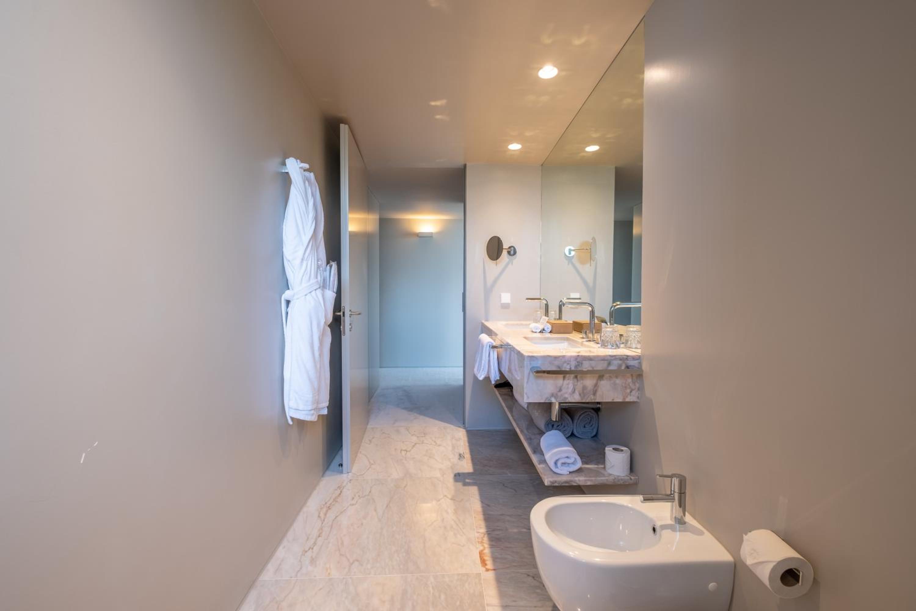 Deluxe Double Room with Balcony - Photo 6