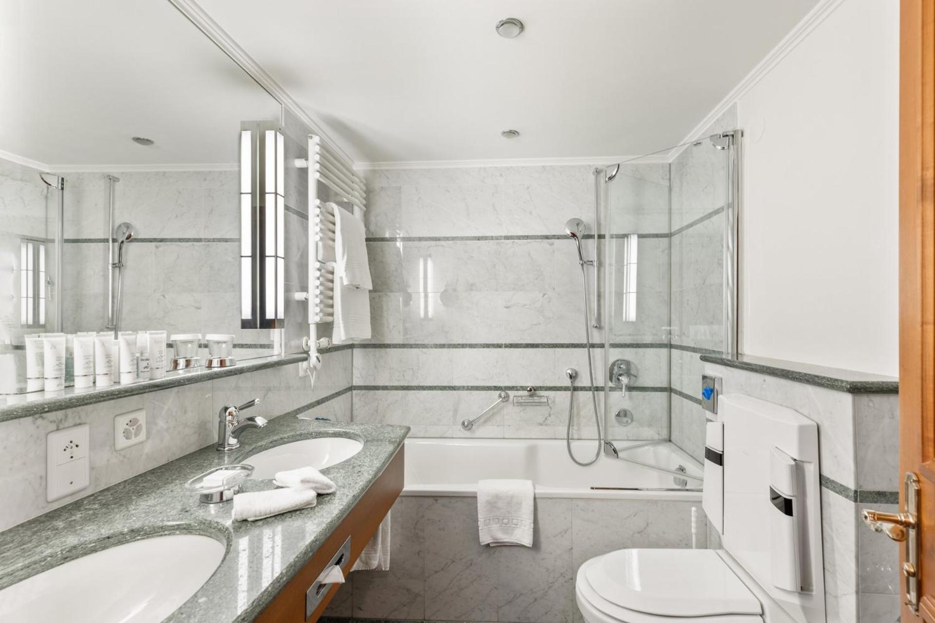 Double Room with Matterhorn View - Photo 4