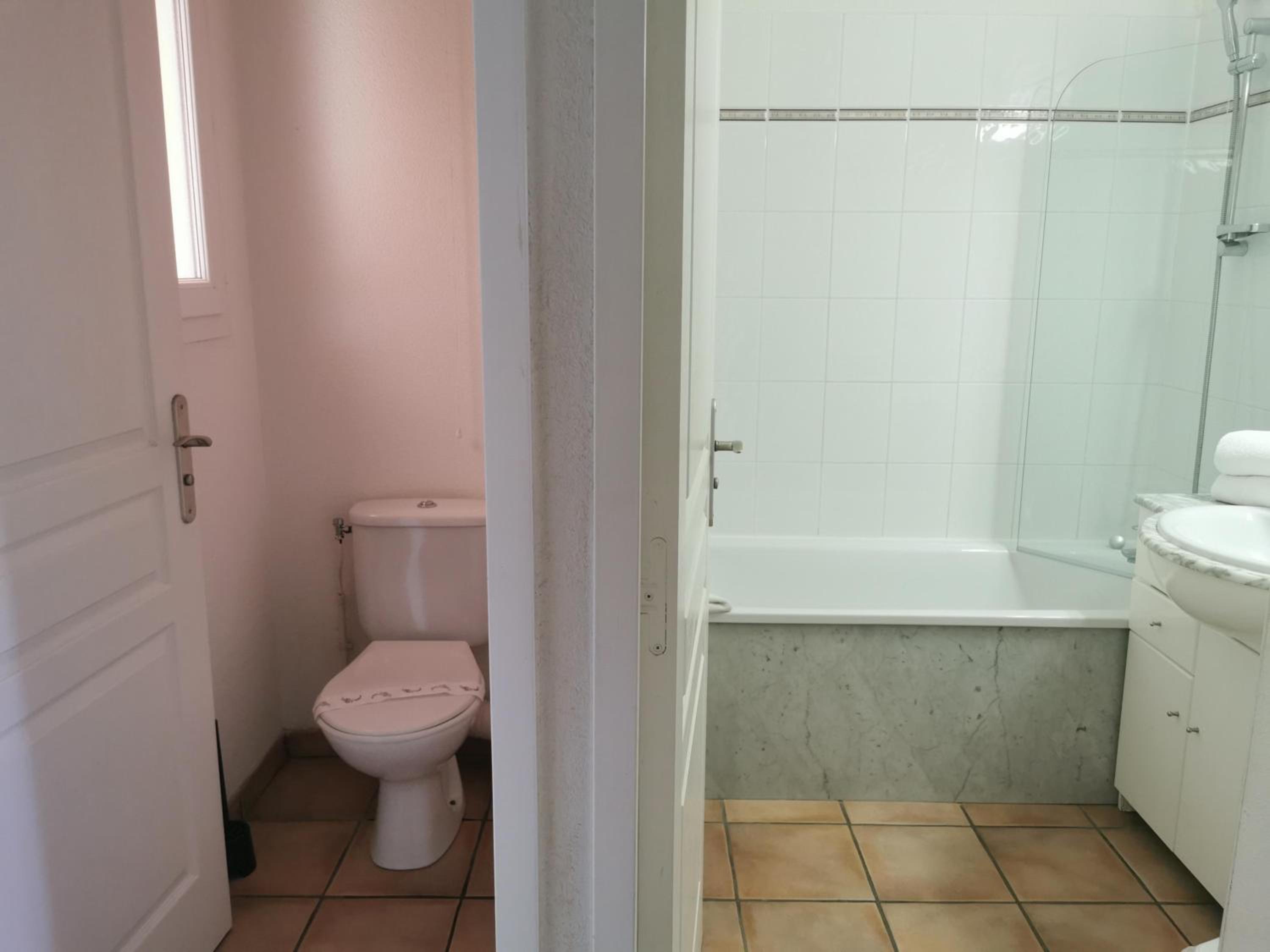 One-Bedroom Apartment (4 Adults) - Photo 5