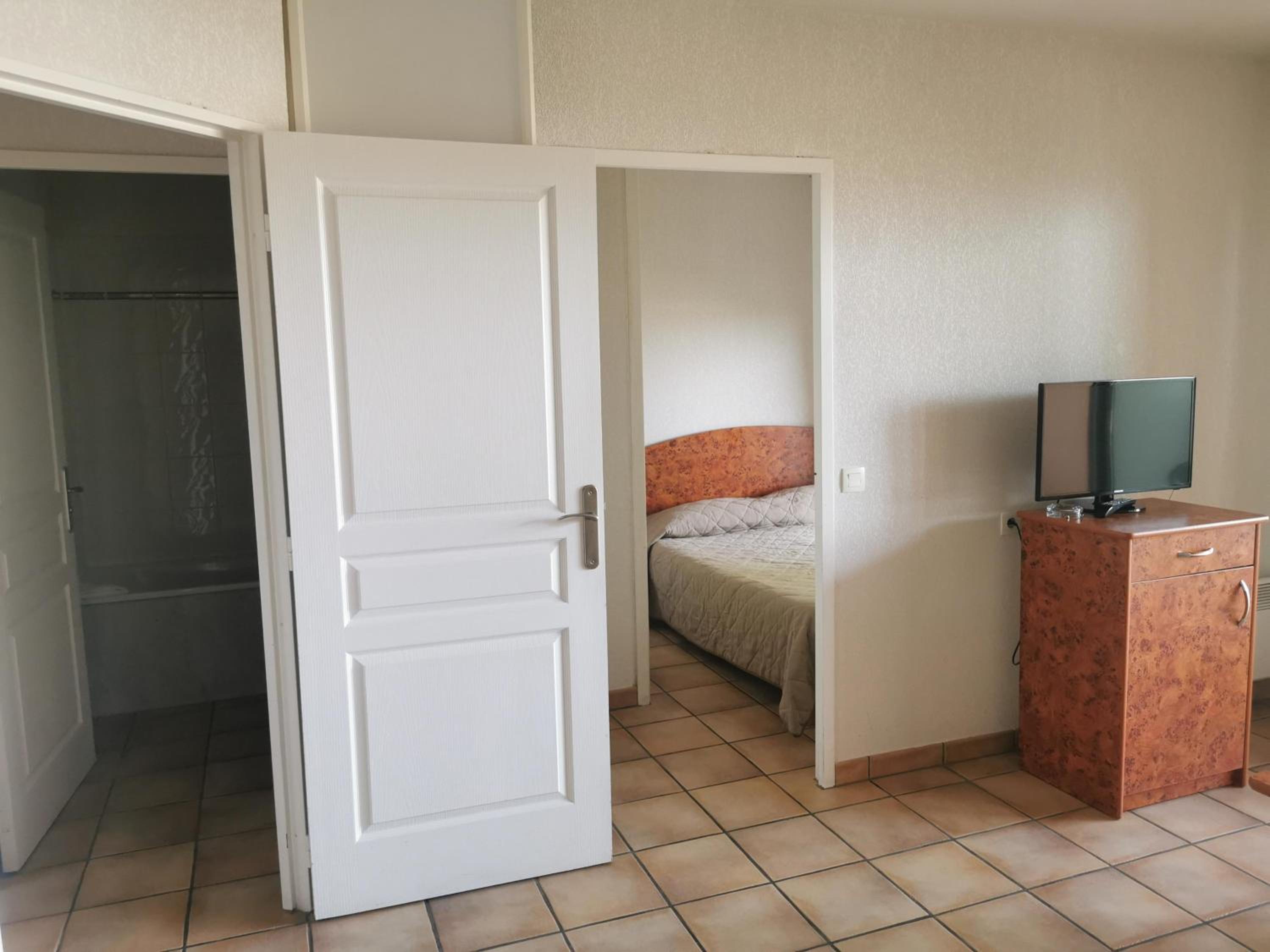 One-Bedroom Apartment (4 Adults) - Photo 3
