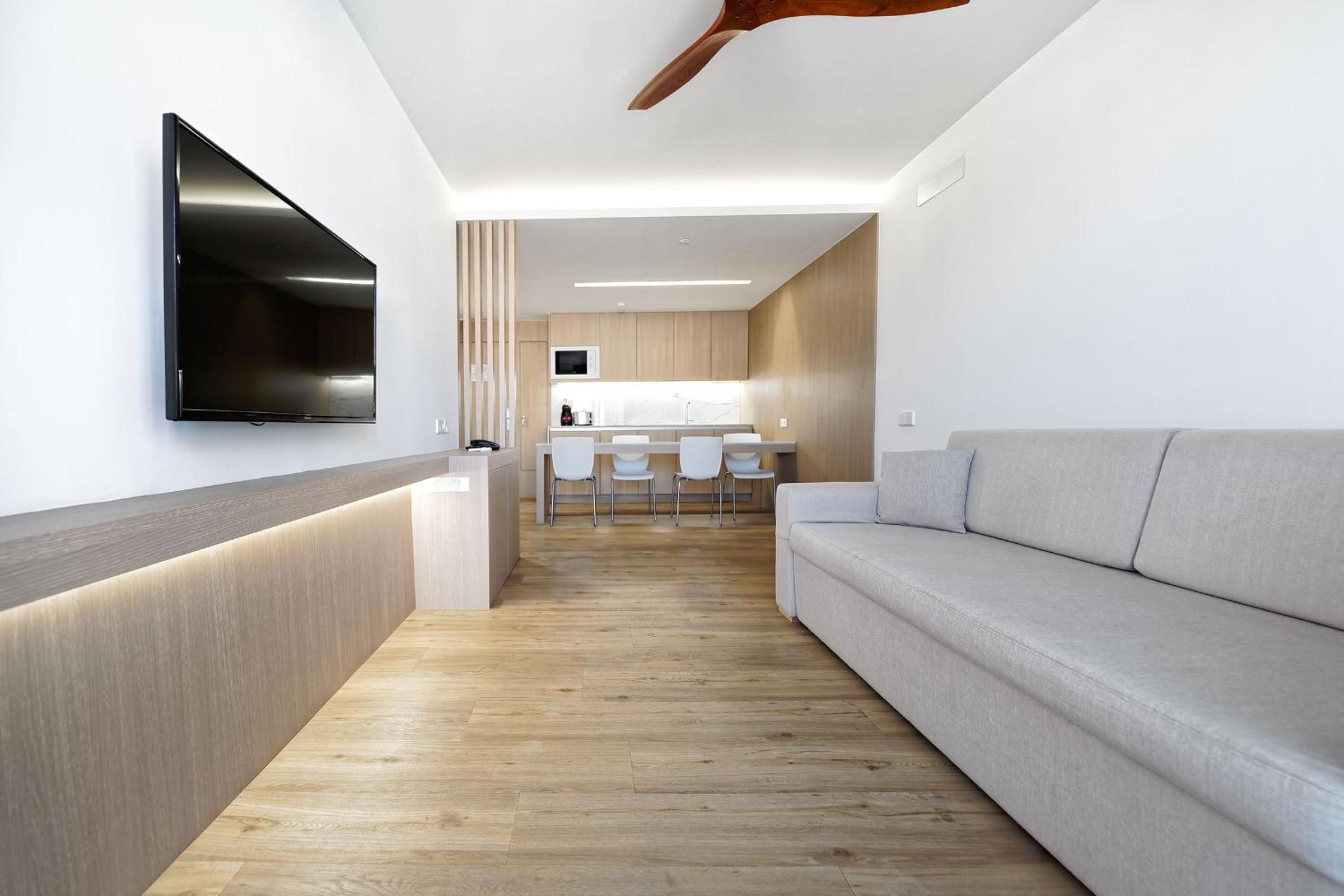 One-Bedroom Apartment - Photo 2