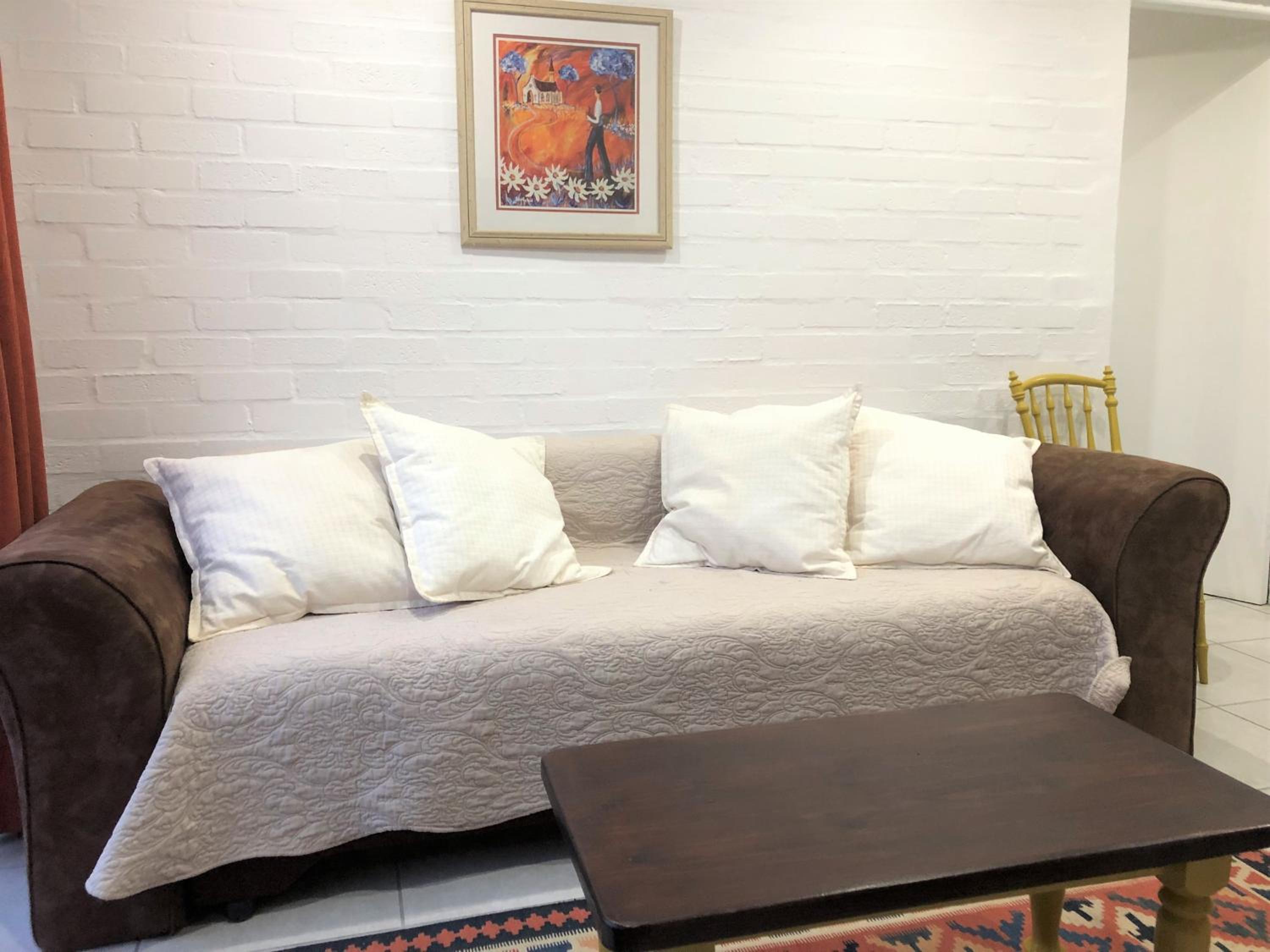 One-Bedroom Apartment - Photo 2