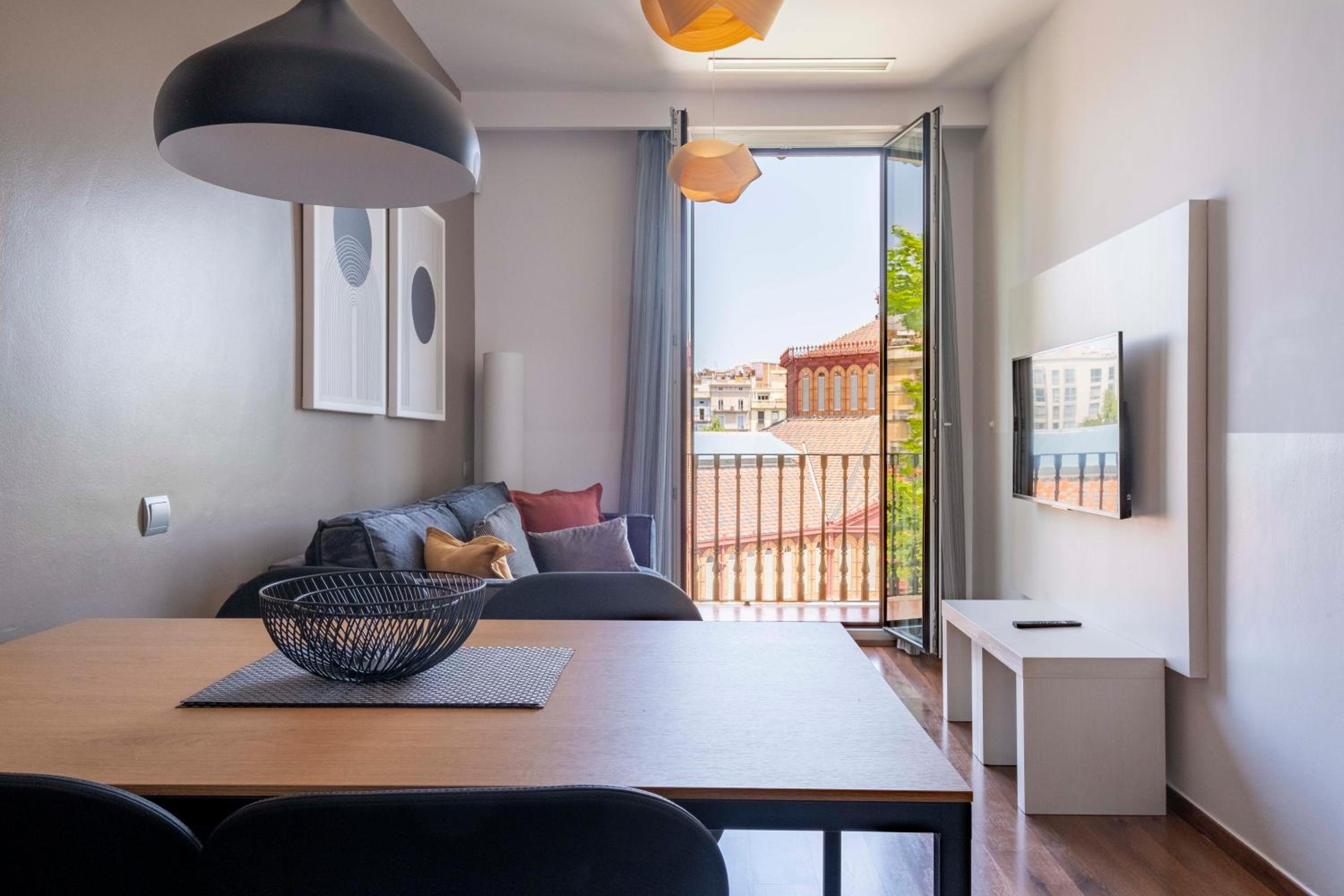 One-Bedroom Apartment with City View photo 3
