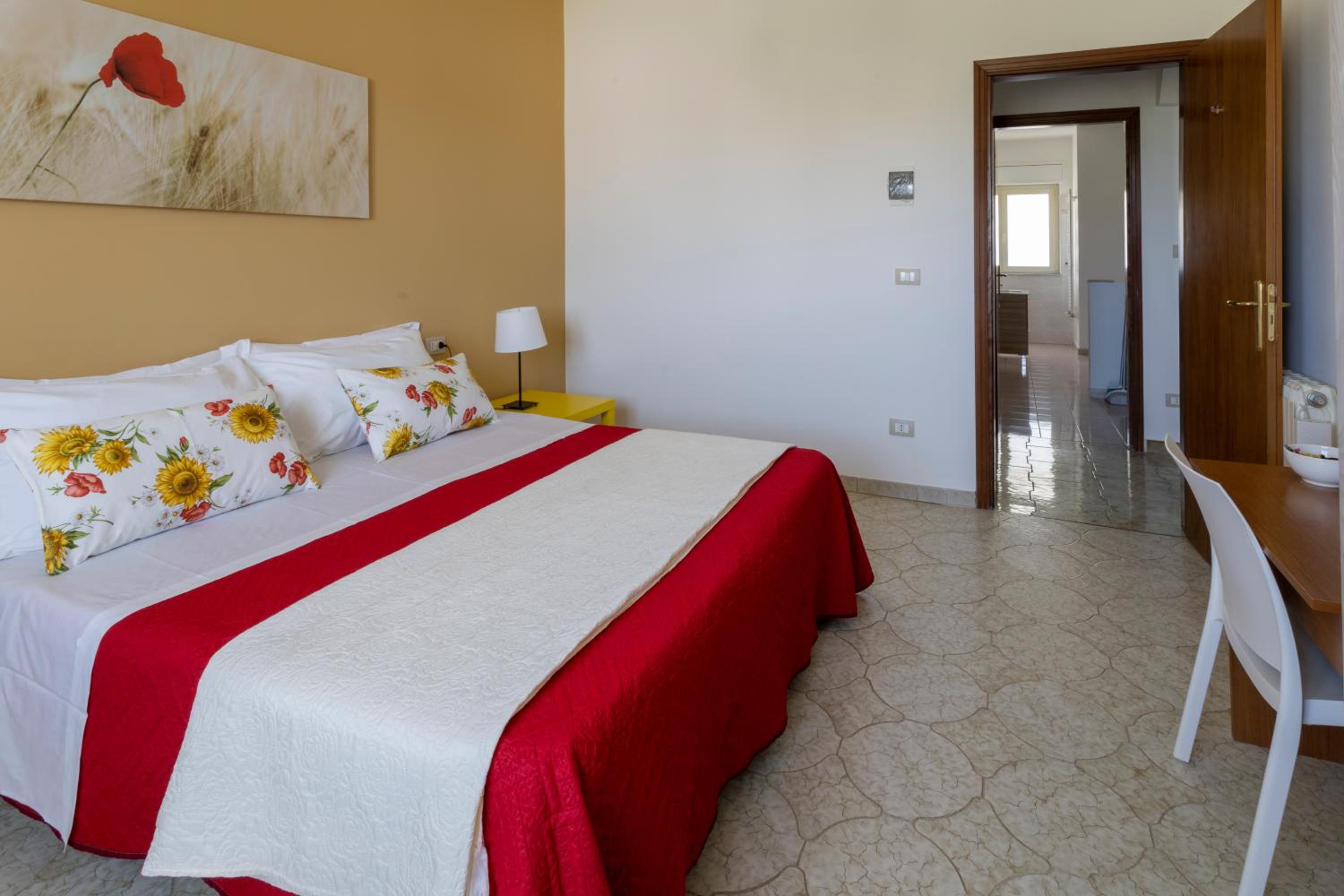 Large Double or Twin Room - Photo 6