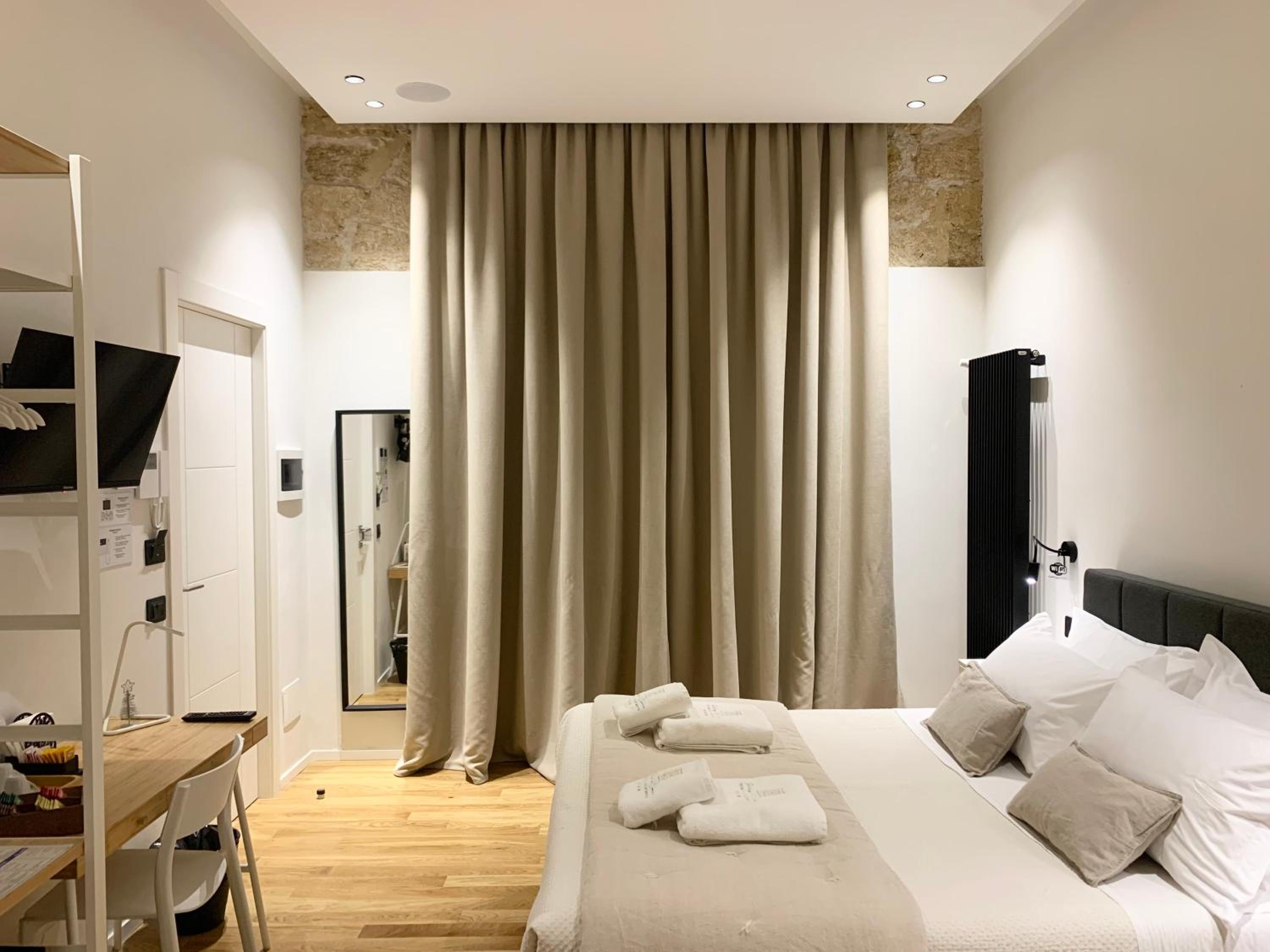 Deluxe Double Room - Photo 11