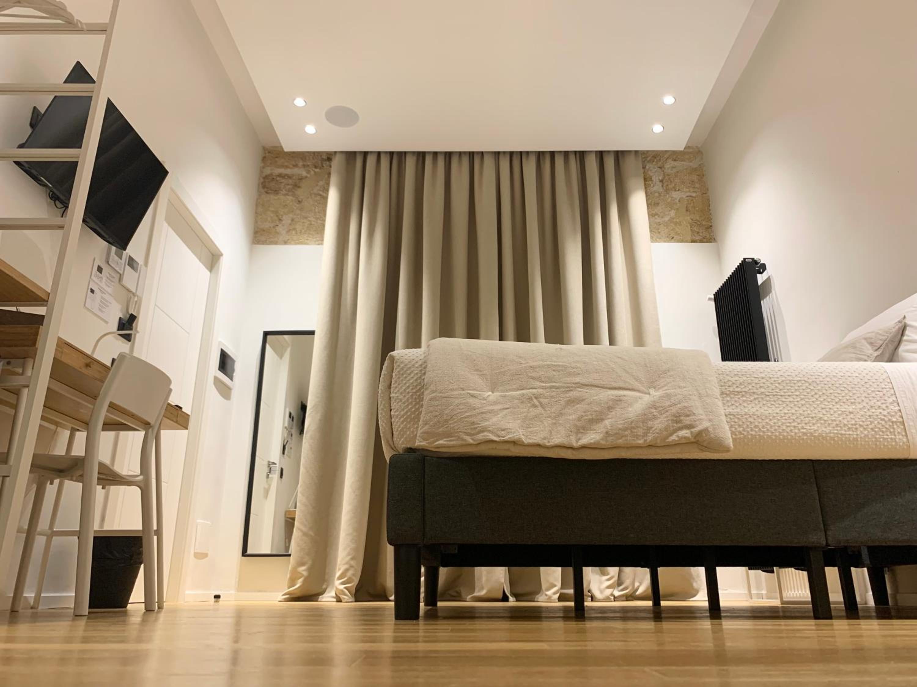 Deluxe Double Room - Photo 12