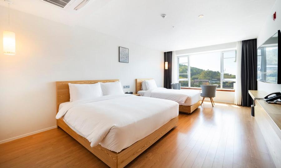 Standard Twin Room with Mountain View