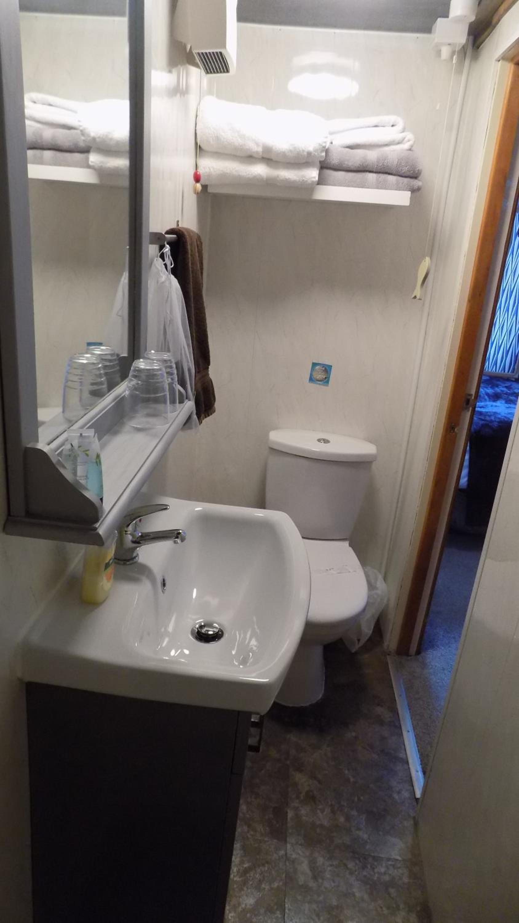 Budget Double Room - Photo 9