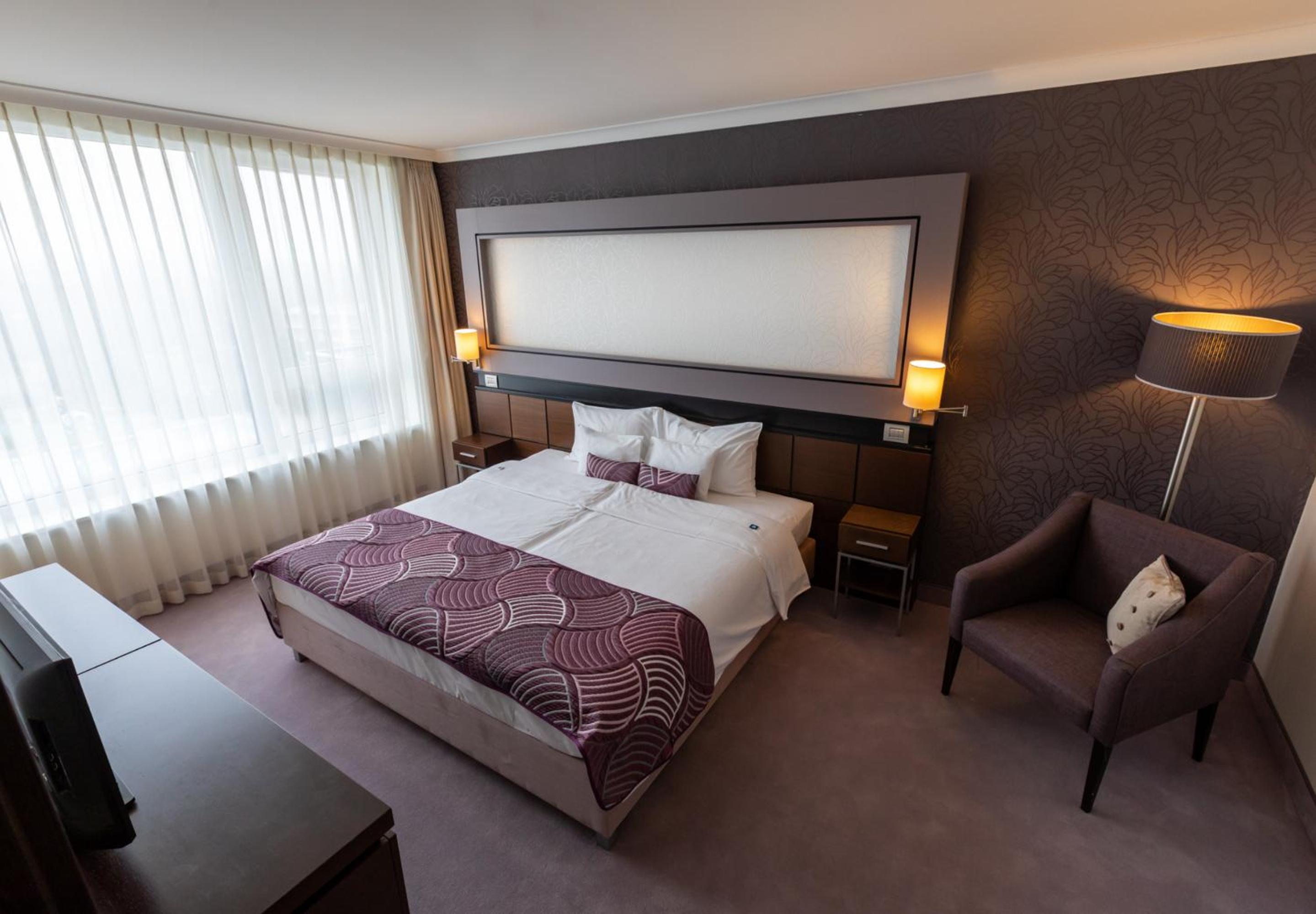 Double or Twin Room thumbnail 6