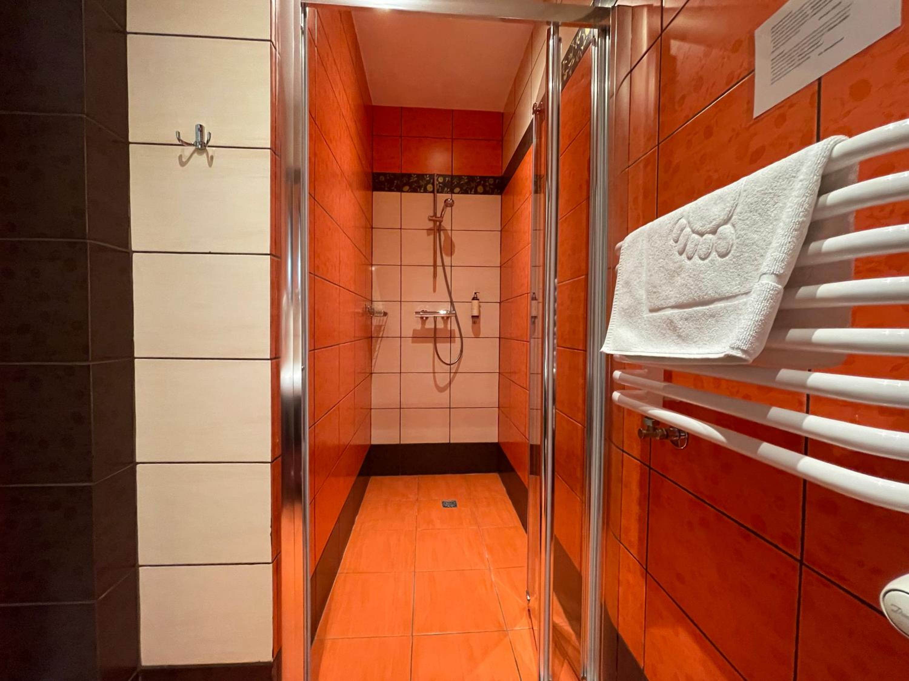 Twin Room with Shower - Photo 4
